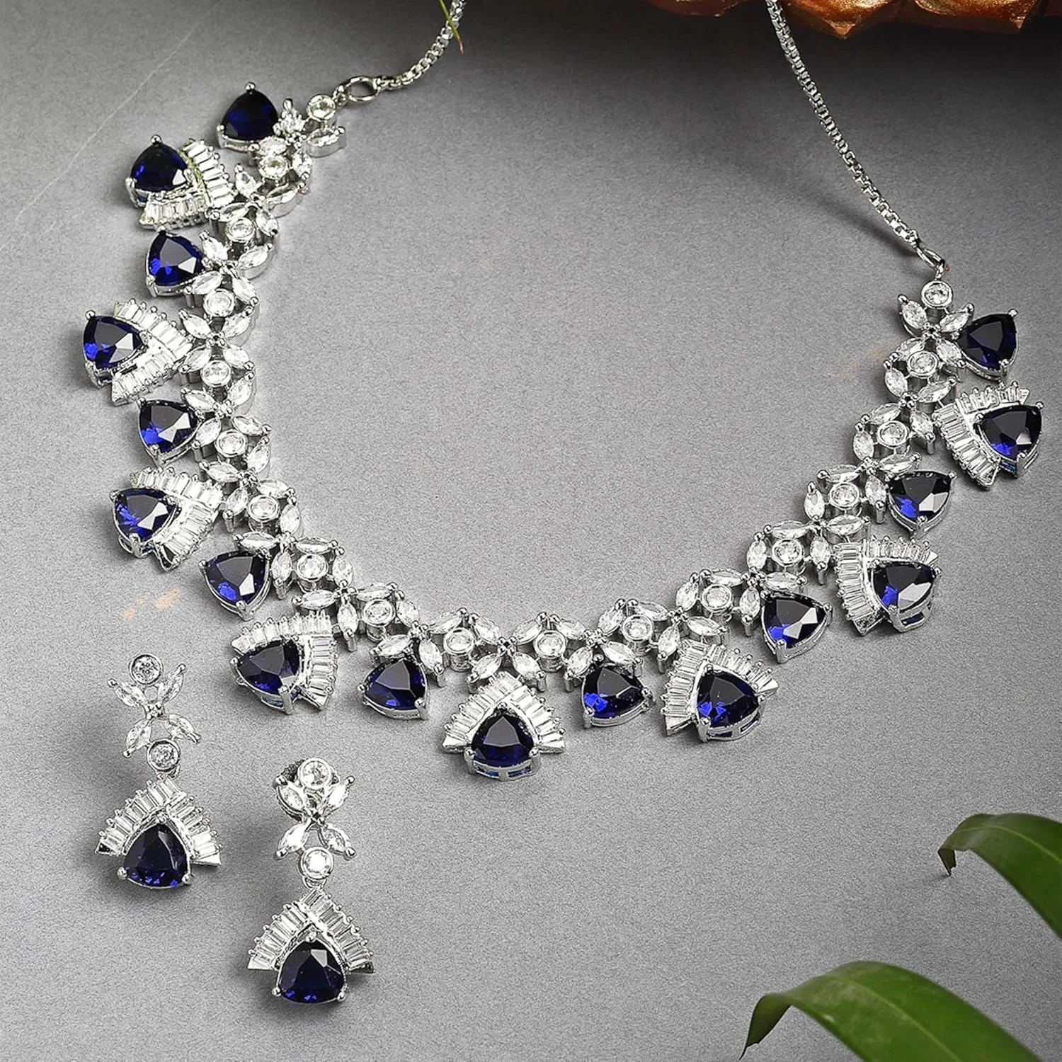 ست جواهرات زنانه زنمی با روکش رودیوم، طراحی مدرن، نگین های الماس آمریکایی سفید و صورتی، شامل گردنبند مثلثی و گوشواره، مناسب دختران و زنان ست جواهرات زنانه زنمی با روکش رودیوم، طراحی مدرن، نگین های الماس آمریکایی سفید و صورتی، شامل گردنبند مثلثی و گوشواره، مناسب دختران و زنان