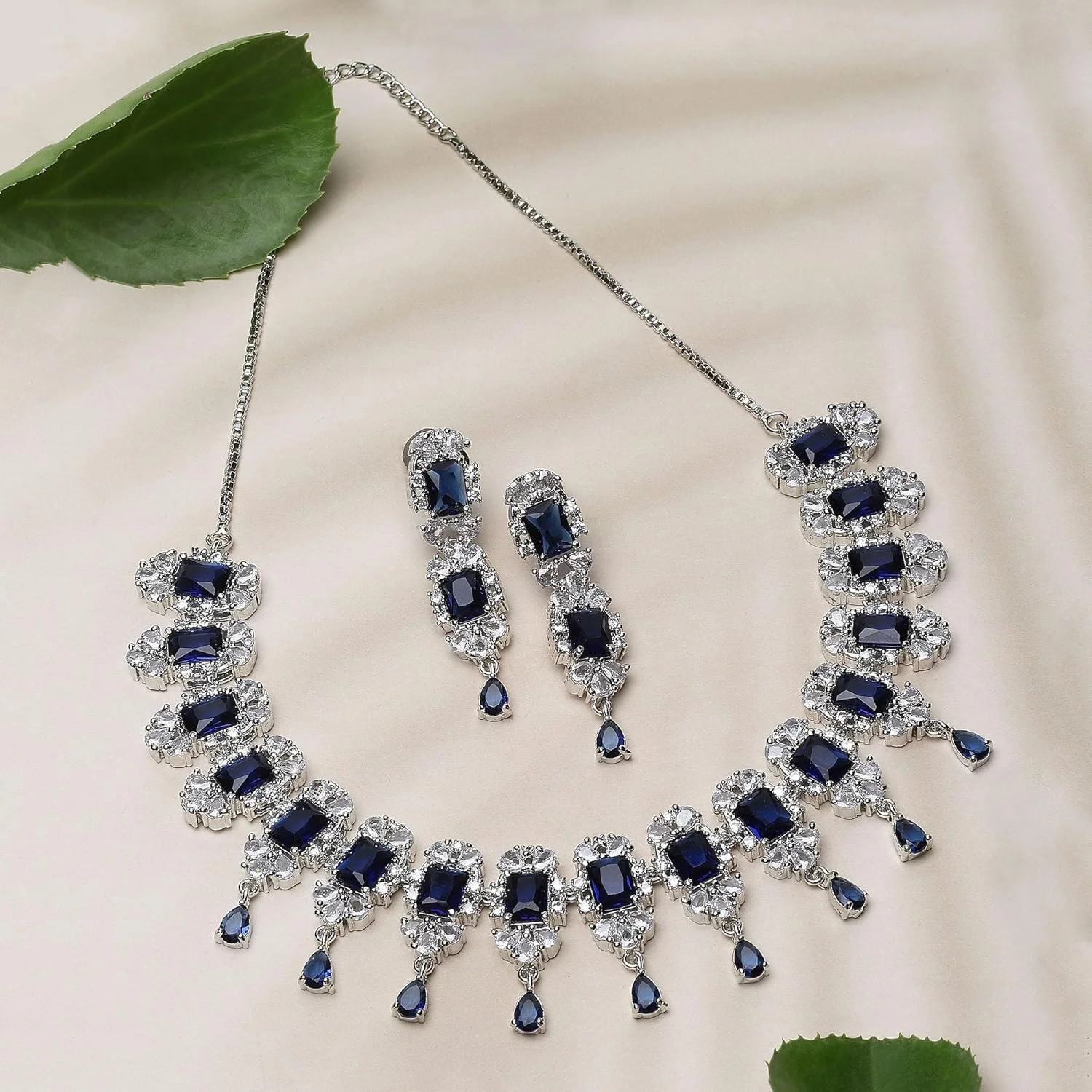 ست گردنبند و گوشواره زنانه نگین دار طرح مربع نقره ای با روکش رودیوم و نگین های اتمی ست گردنبند و گوشواره زنانه نگین دار طرح مربع نقره ای با روکش رودیوم و نگین های اتمی