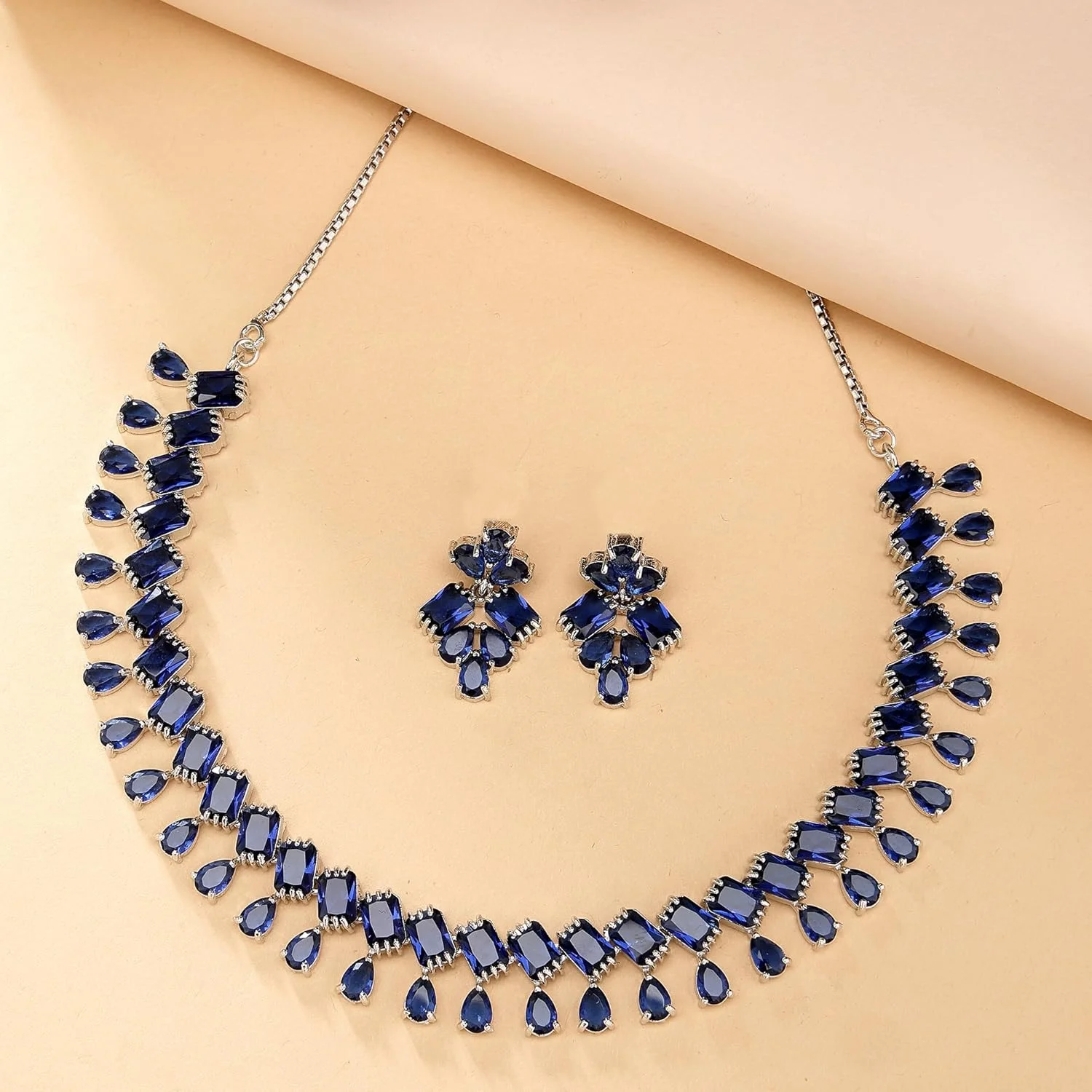 ست گردنبند و گوشواره زنانه نگین دار طرح گلابی نقره ای آبکاری شده با الماس آمریکایی زنانه ست گردنبند و گوشواره زنانه نگین دار طرح گلابی نقره ای آبکاری شده با الماس آمریکایی زنانه