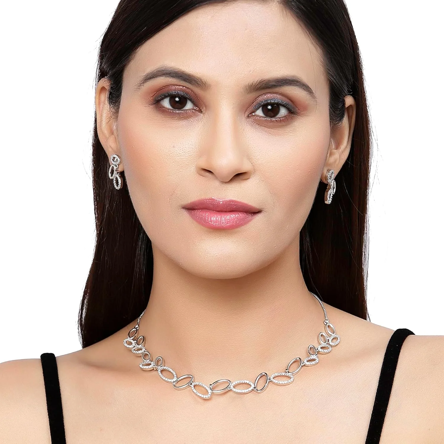 ست زیورآلات زنانه شامل گردنبند بیضی شکل نگین دار با الماس آمریکایی سفید و روکش طلا به همراه گوشواره برند زنمی ست زیورآلات زنانه شامل گردنبند بیضی شکل نگین دار با الماس آمریکایی سفید و روکش طلا به همراه گوشواره برند زنمی