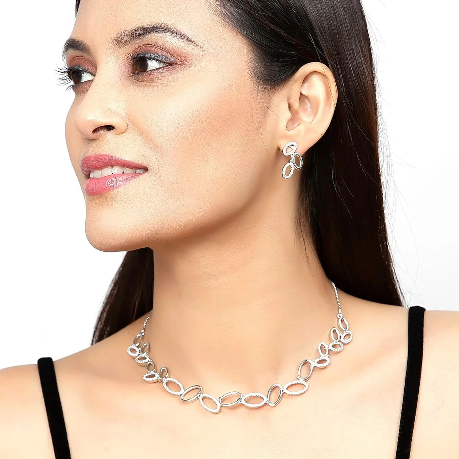 ست زیورآلات زنانه شامل گردنبند بیضی شکل نگین دار با الماس آمریکایی سفید و روکش طلا به همراه گوشواره برند زنمی ست زیورآلات زنانه شامل گردنبند بیضی شکل نگین دار با الماس آمریکایی سفید و روکش طلا به همراه گوشواره برند زنمی