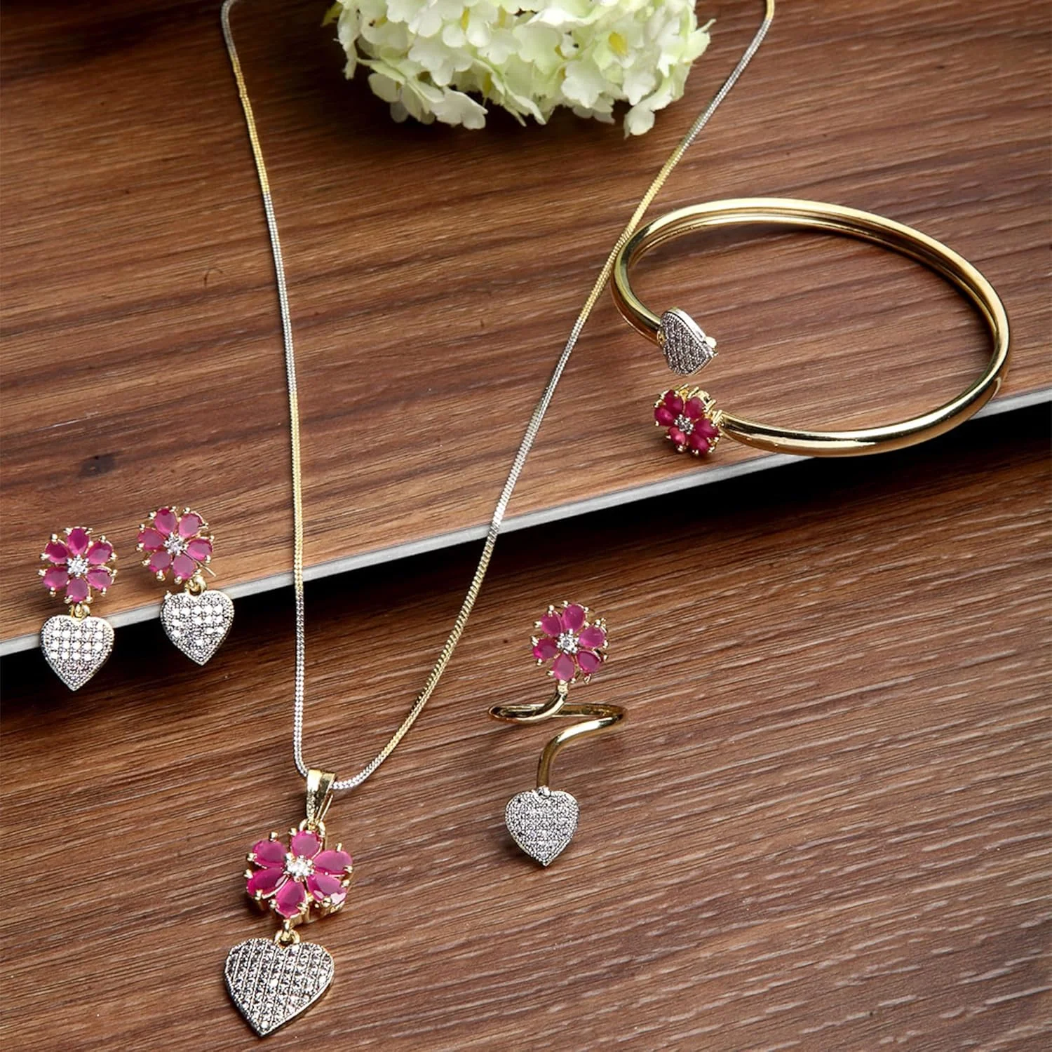 ست زنانه شامل گردنبند با آویز قلب شکل روکش طلای سفید و نگین الماس آمریکایی به همراه گوشواره، دستبند و انگشتر زنانه Zeneme ست زنانه شامل گردنبند با آویز قلب شکل روکش طلای سفید و نگین الماس آمریکایی به همراه گوشواره، دستبند و انگشتر زنانه Zeneme