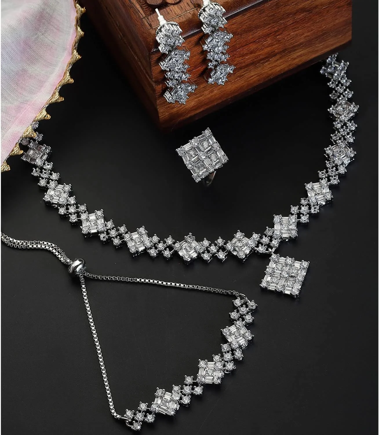 ست زیورآلات زنانه و دخترانه شامل گردنبند، گوشواره، دستبند و انگشتر با روکش رزگلد و نگین های الماس آمریکایی سفید طرح مربع زنمه ست زیورآلات زنانه و دخترانه شامل گردنبند، گوشواره، دستبند و انگشتر با روکش رزگلد و نگین های الماس آمریکایی سفید طرح مربع زنمه