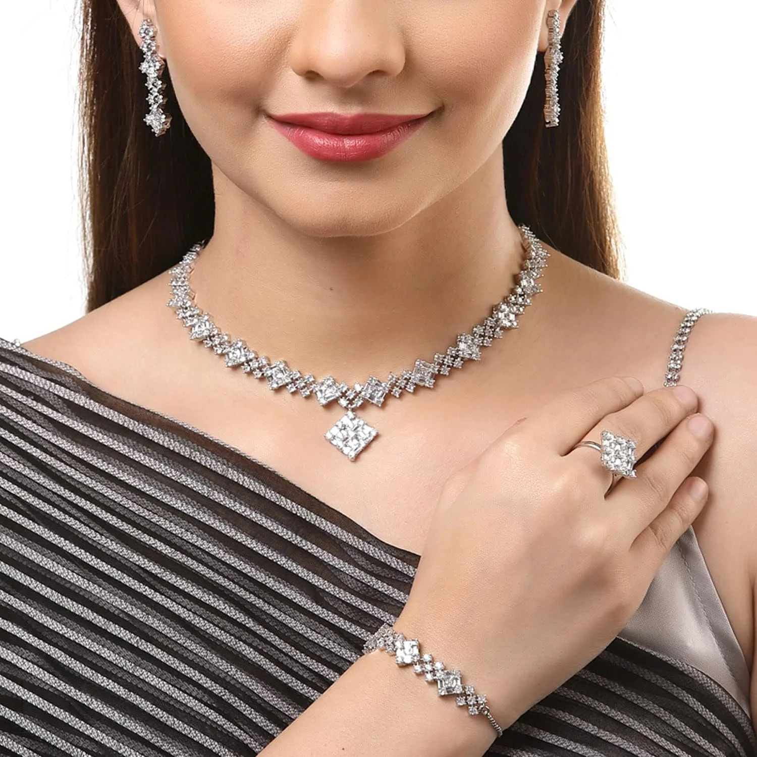 ست زیورآلات زنانه و دخترانه شامل گردنبند، گوشواره، دستبند و انگشتر با روکش رزگلد و نگین های الماس آمریکایی سفید طرح مربع زنمه ست زیورآلات زنانه و دخترانه شامل گردنبند، گوشواره، دستبند و انگشتر با روکش رزگلد و نگین های الماس آمریکایی سفید طرح مربع زنمه