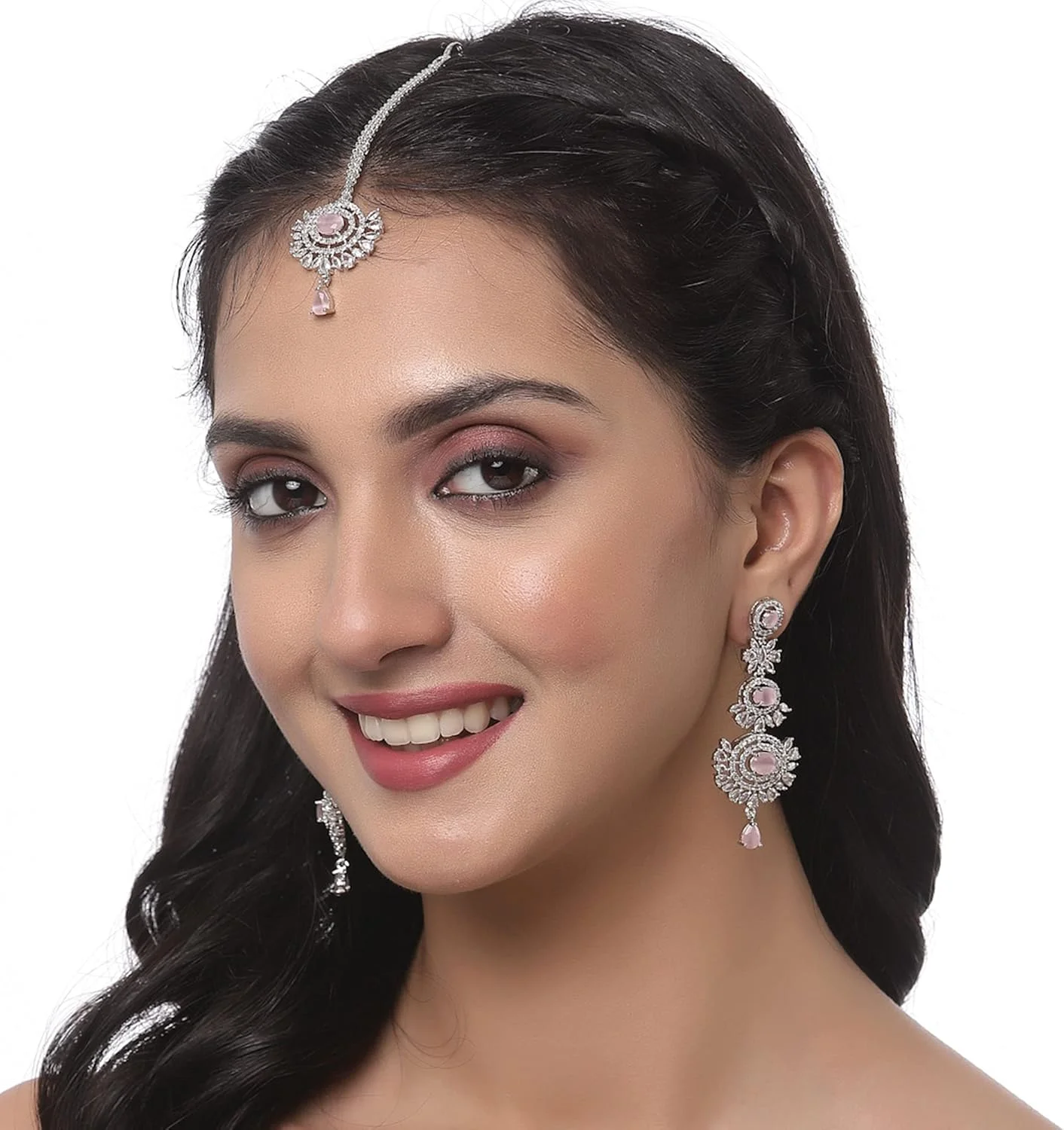 ست زیورآلات زنانه و دخترانه شامل مانگ تیکا و گوشواره نگین دار با روکش رزگلد و الماس آمریکایی برند زنیم ست زیورآلات زنانه و دخترانه شامل مانگ تیکا و گوشواره نگین دار با روکش رزگلد و الماس آمریکایی برند زنیم