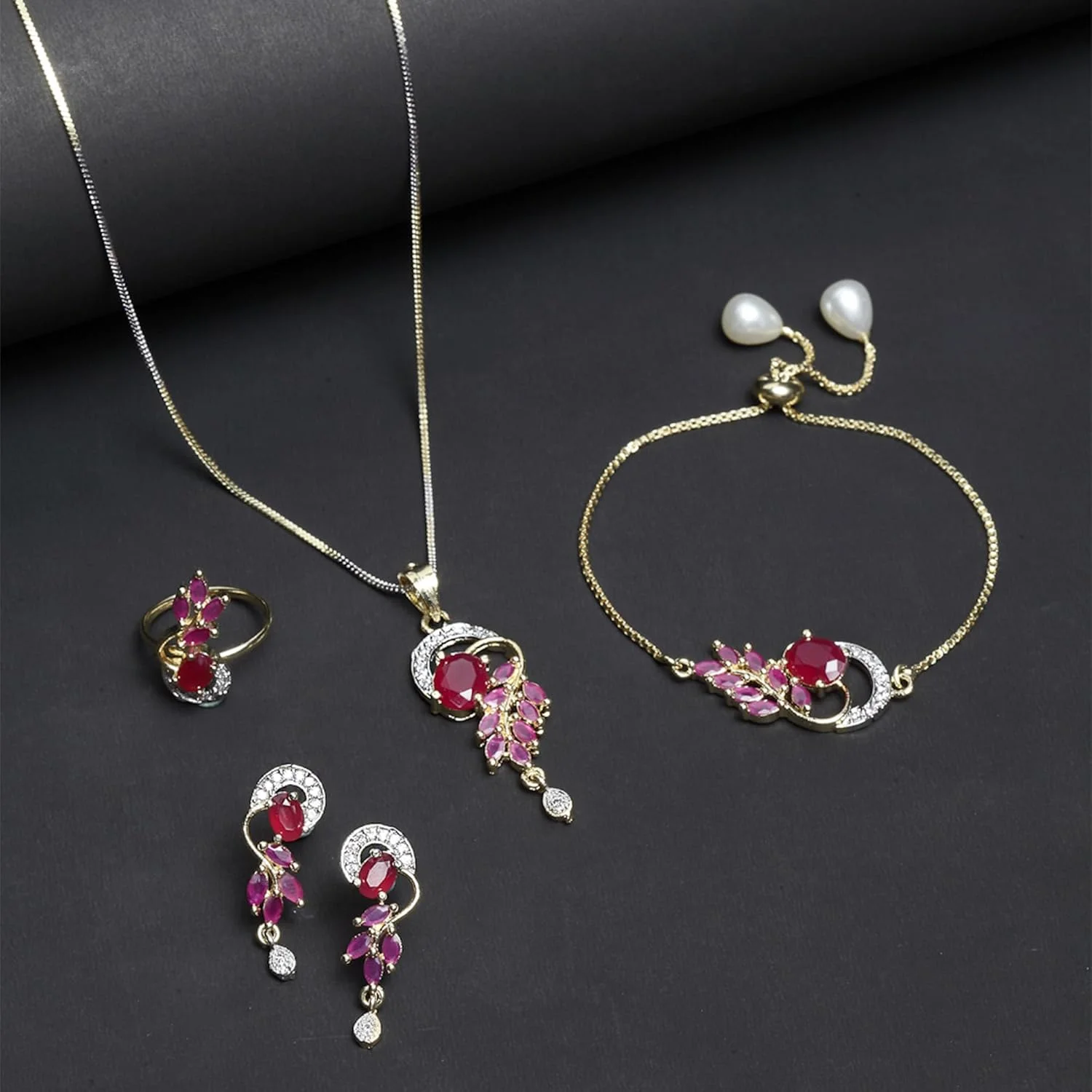 ست گردنبند، آویز، انگشتر و دستبند زنانه و دخترانه با روکش طلا و زیرکونیا کوبیک از برند زنمی همراه با گوشواره ست گردنبند، آویز، انگشتر و دستبند زنانه و دخترانه با روکش طلا و زیرکونیا کوبیک از برند زنمی همراه با گوشواره