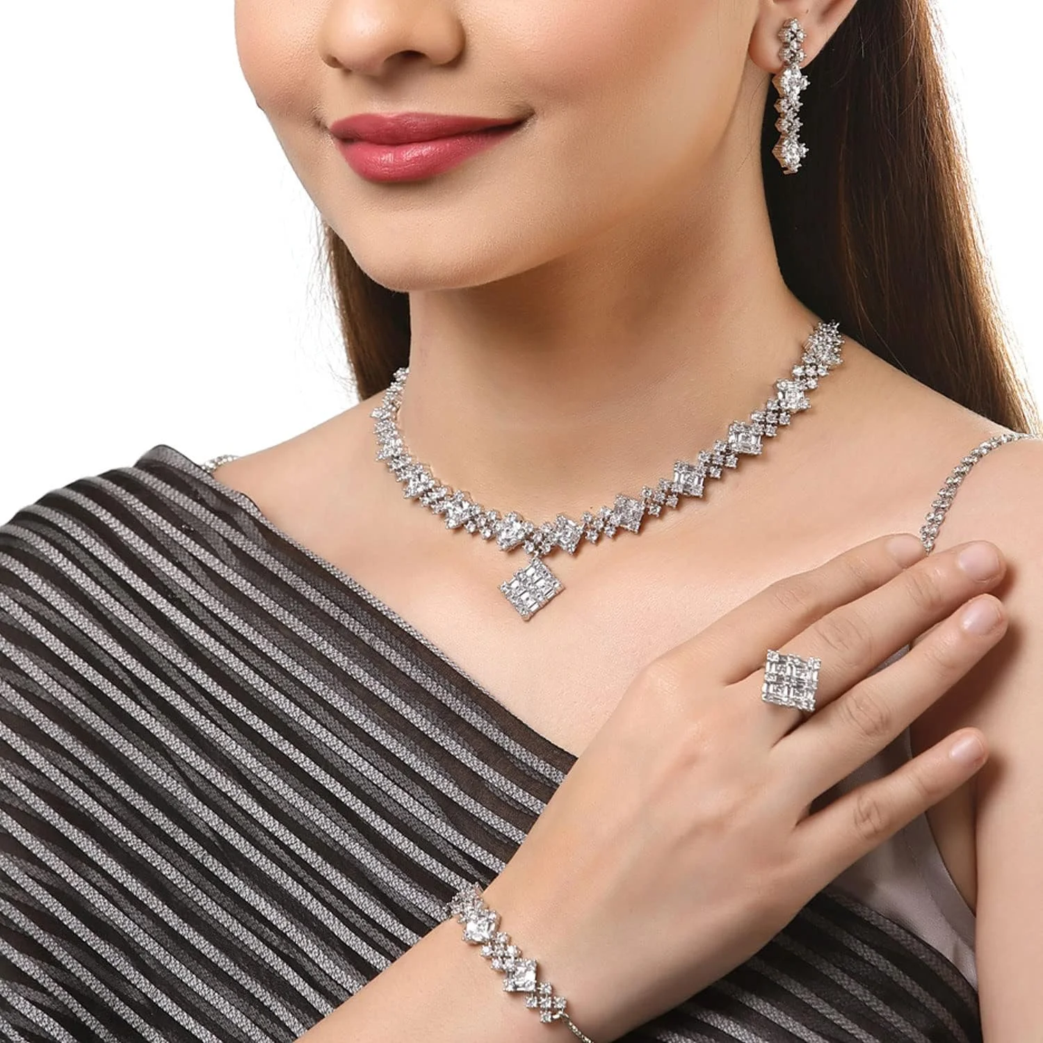 ست زیورآلات زنانه و دخترانه شامل گردنبند، گوشواره، دستبند و انگشتر با روکش رزگلد و نگین های الماس آمریکایی سفید طرح مربع زنمه ست زیورآلات زنانه و دخترانه شامل گردنبند، گوشواره، دستبند و انگشتر با روکش رزگلد و نگین های الماس آمریکایی سفید طرح مربع زنمه