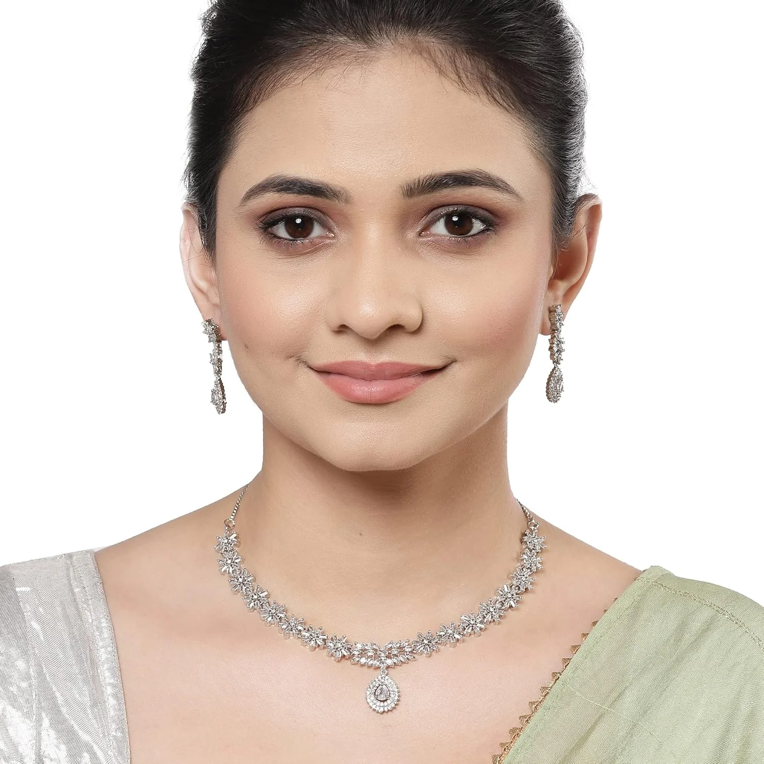 ست جواهرات زنانه با روکش رودیوم و طرح گل نقرهای، نگینکاری شده با الماس آمریکایی سفید ست جواهرات زنانه با روکش رودیوم و طرح گل نقرهای، نگینکاری شده با الماس آمریکایی سفید