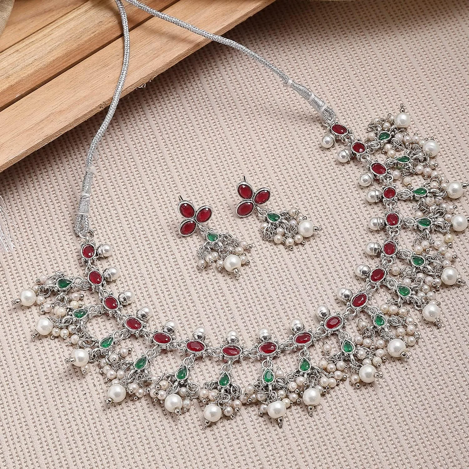 زیورآلات مد زنانه، گردنبند و گوشواره های طرح نقره ای اکسید شده، نگین دار با الماس آمریکایی قرمز، سبز و سفید، مناسب زنان و دختران زیورآلات مد زنانه، گردنبند و گوشواره های طرح نقره ای اکسید شده، نگین دار با الماس آمریکایی قرمز، سبز و سفید، مناسب زنان و دختران