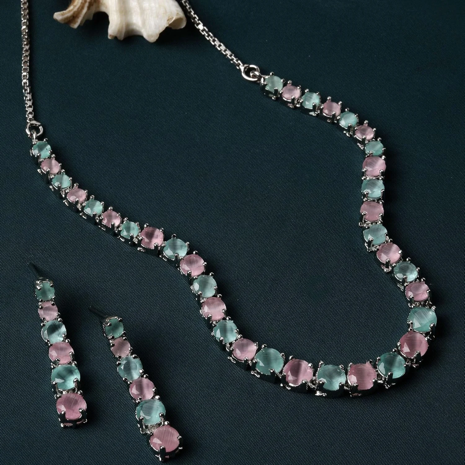 ست جواهرات زنانه ZENEME، گردنبند و گوشواره طرح دایره با روکش رزگلد و نگین های اتمی/الماس آمریکایی، سبک کلاسیک و دست ساز (طرح 7) ست جواهرات زنانه ZENEME، گردنبند و گوشواره طرح دایره با روکش رزگلد و نگین های اتمی/الماس آمریکایی، سبک کلاسیک و دست ساز (طرح 7)