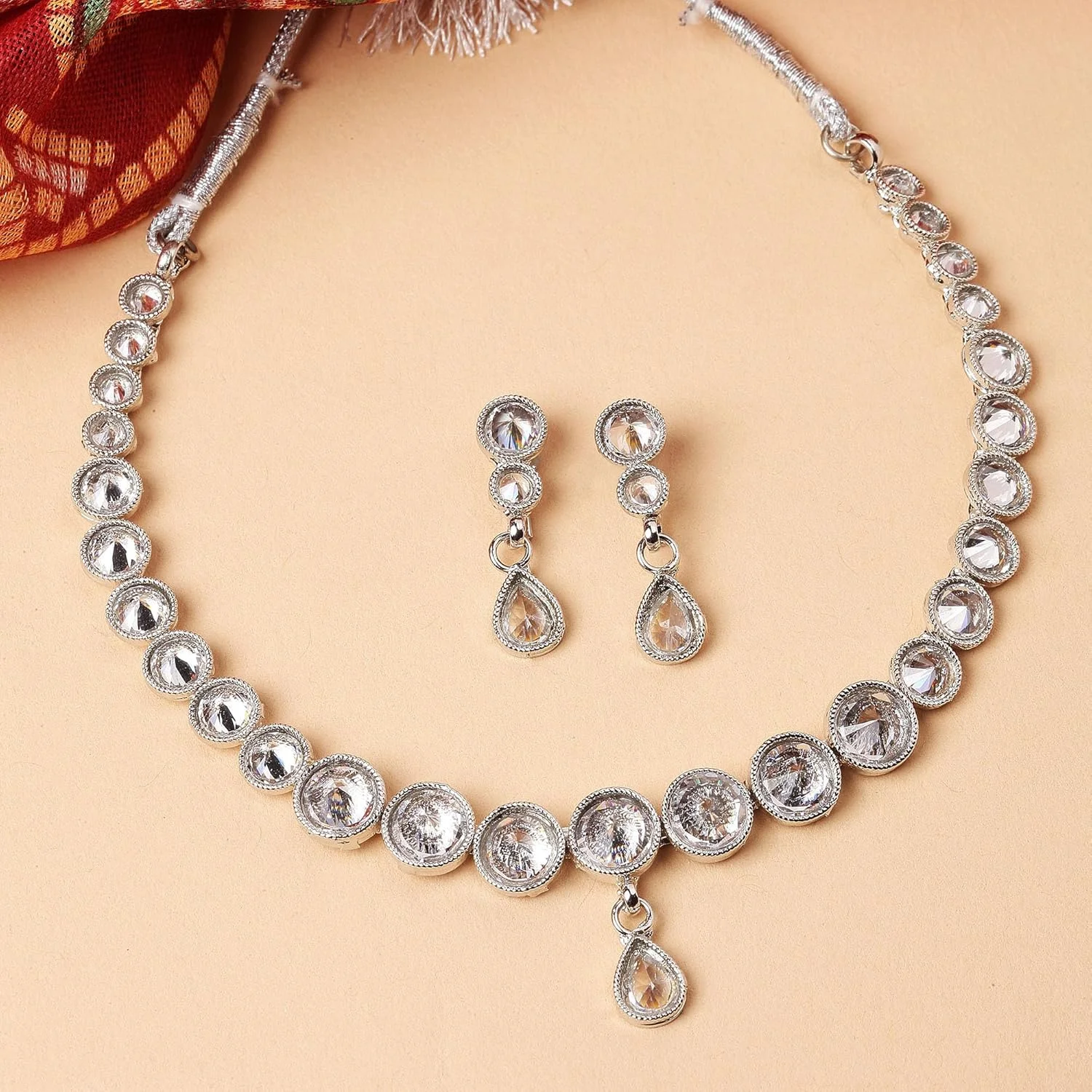 ست گردنبند و گوشواره زنانه زنانه مدل ZENEME با روکش نقره ای اکسید شده، نگین دار و طرح الماس آمریکایی ست گردنبند و گوشواره زنانه زنانه مدل ZENEME با روکش نقره ای اکسید شده، نگین دار و طرح الماس آمریکایی