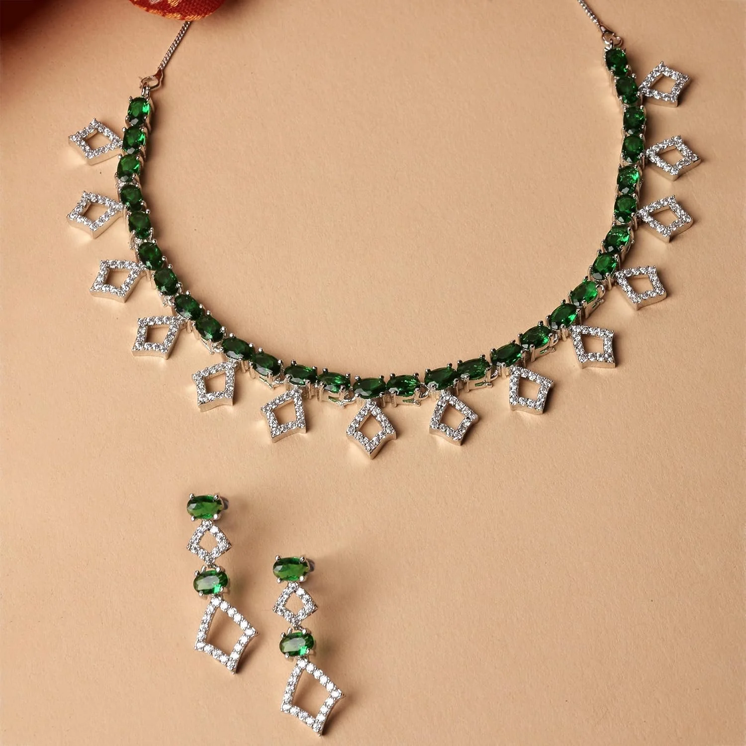 ست جواهرات زنانه و دخترانه زنمه، روکش رودیوم، نقره ای، مستطیلی شکل، نگین دار الماس آمریکایی، شامل گردنبند و گوشواره ست جواهرات زنانه و دخترانه زنمه، روکش رودیوم، نقره ای، مستطیلی شکل، نگین دار الماس آمریکایی، شامل گردنبند و گوشواره