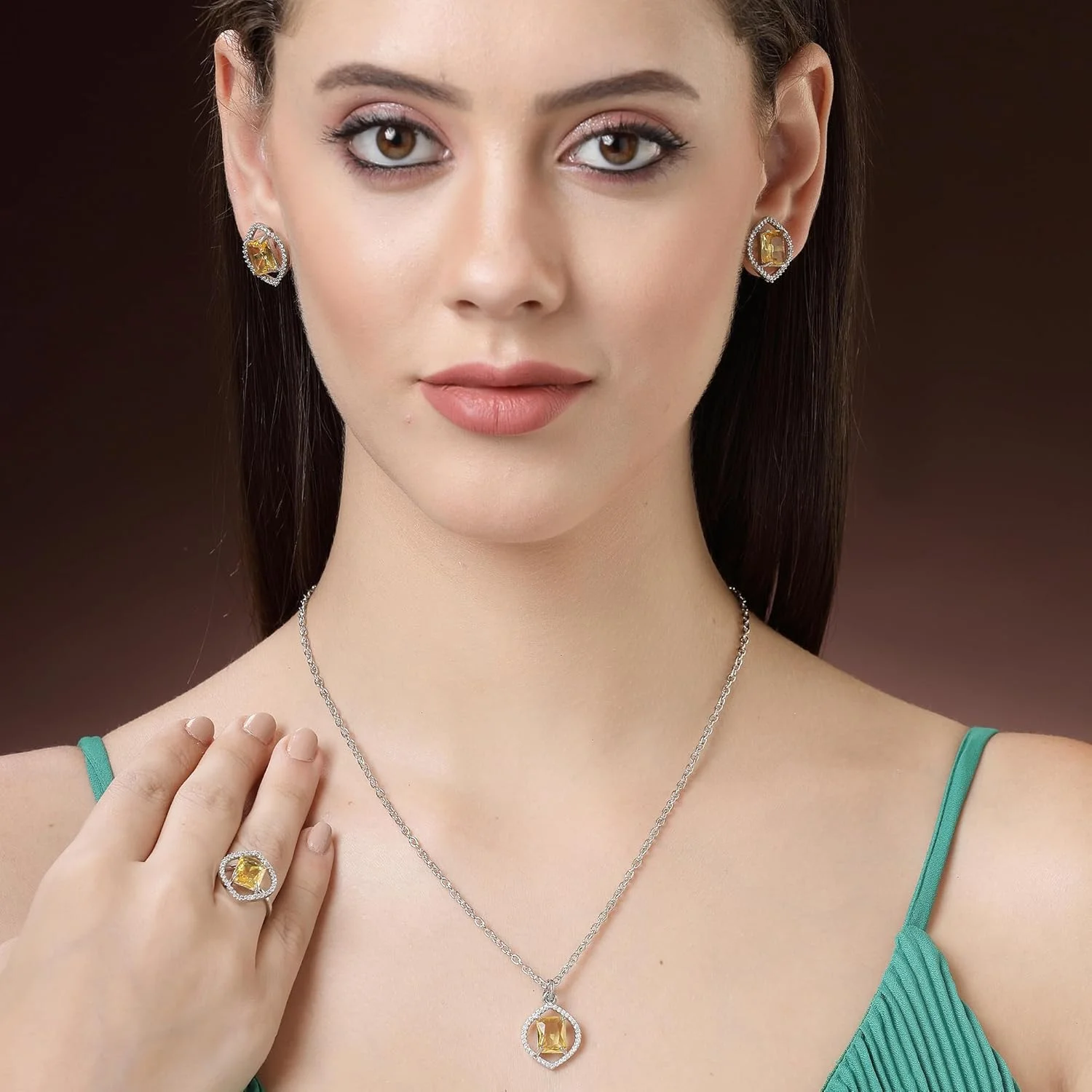 ست جواهرات زنانه شامل گردنبند، انگشتر و گوشواره با روکش نقره، نگین های الماس آمریکایی و طرح هاله مارکیز از برند زنم ست جواهرات زنانه شامل گردنبند، انگشتر و گوشواره با روکش نقره، نگین های الماس آمریکایی و طرح هاله مارکیز از برند زنم