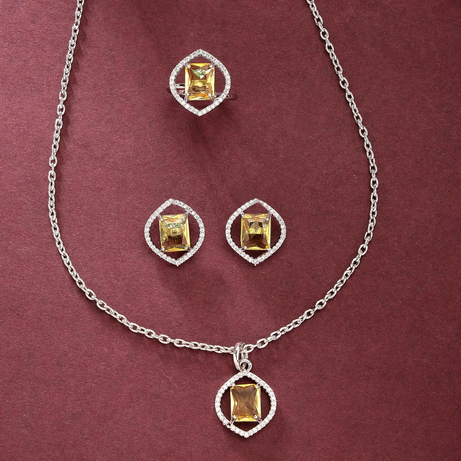 ست جواهرات زنانه شامل گردنبند، انگشتر و گوشواره با روکش نقره، نگین های الماس آمریکایی و طرح هاله مارکیز از برند زنم ست جواهرات زنانه شامل گردنبند، انگشتر و گوشواره با روکش نقره، نگین های الماس آمریکایی و طرح هاله مارکیز از برند زنم