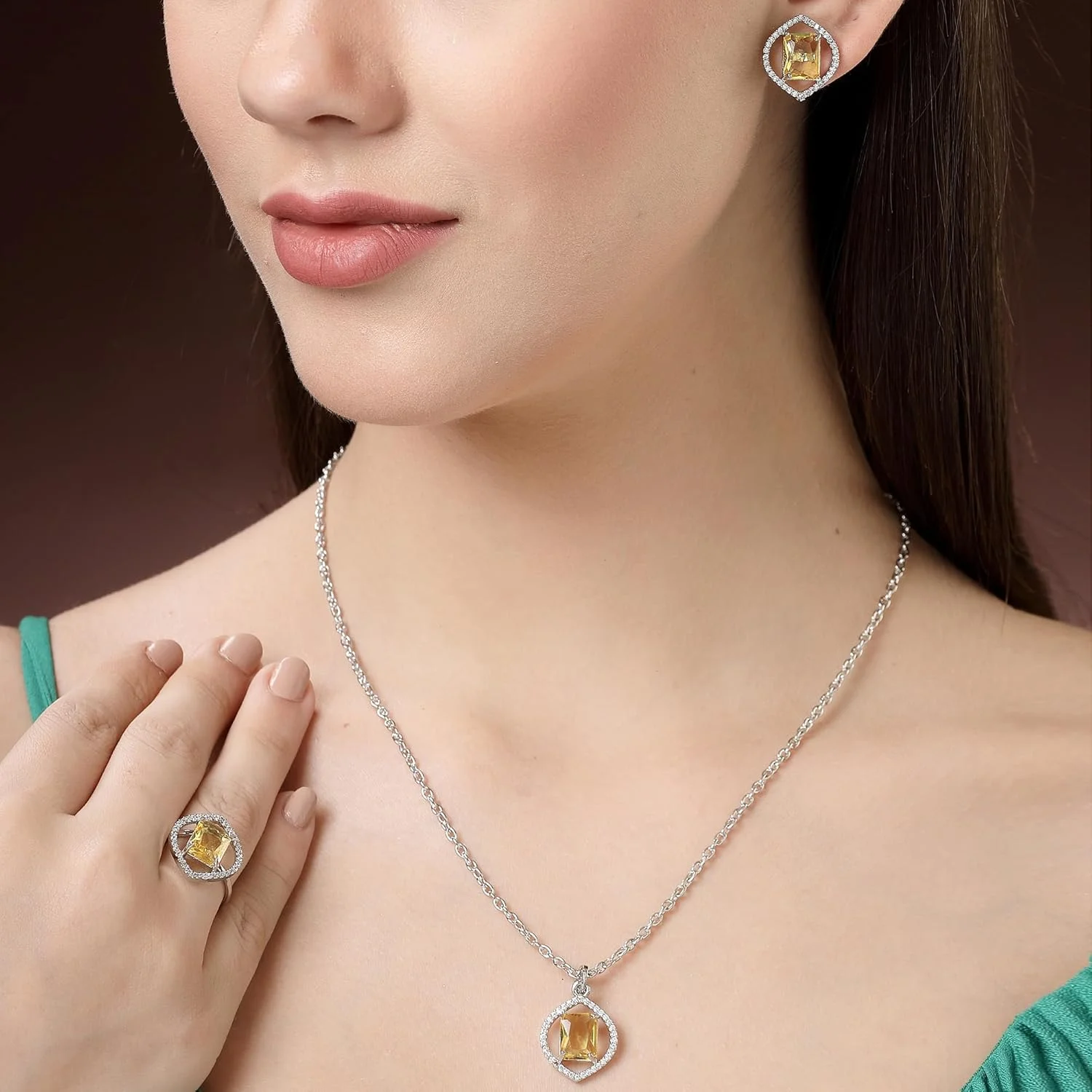 ست جواهرات زنانه شامل گردنبند، انگشتر و گوشواره با روکش نقره، نگین های الماس آمریکایی و طرح هاله مارکیز از برند زنم ست جواهرات زنانه شامل گردنبند، انگشتر و گوشواره با روکش نقره، نگین های الماس آمریکایی و طرح هاله مارکیز از برند زنم