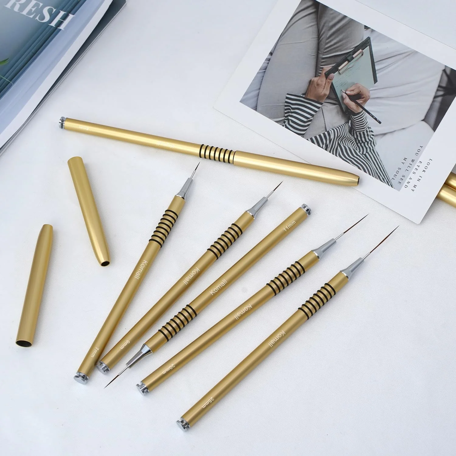 ست 6 عددی قلم طراحی ناخن متالیک - قلم طراحی هنری لاک ژل ضد لغزش برای خطوط بلند، جزئیات ظریف، طراحی های دقیق در اندازه های 5/7/9/11/20/25 میلی متر ست 6 عددی قلم طراحی ناخن متالیک - قلم طراحی هنری لاک ژل ضد لغزش برای خطوط بلند، جزئیات ظریف، طراحی های دقیق در اندازه های 5/7/9/11/20/25 میلی متر