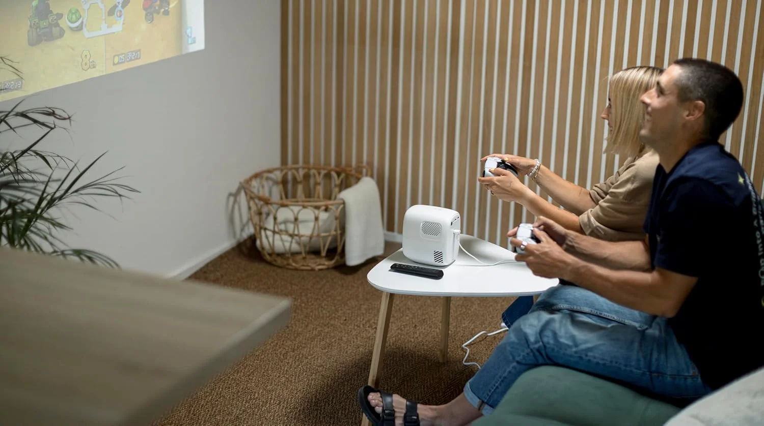 پروژکتور سینمای خانگی فیلیپس NeoPix 130، تصحیح پیشرفته تصویر، Full HD 720p، منبع نور LED پیشرفته، حالت آینه Wi-Fi، صدای استریو، سیستم عامل متصل، مشکی