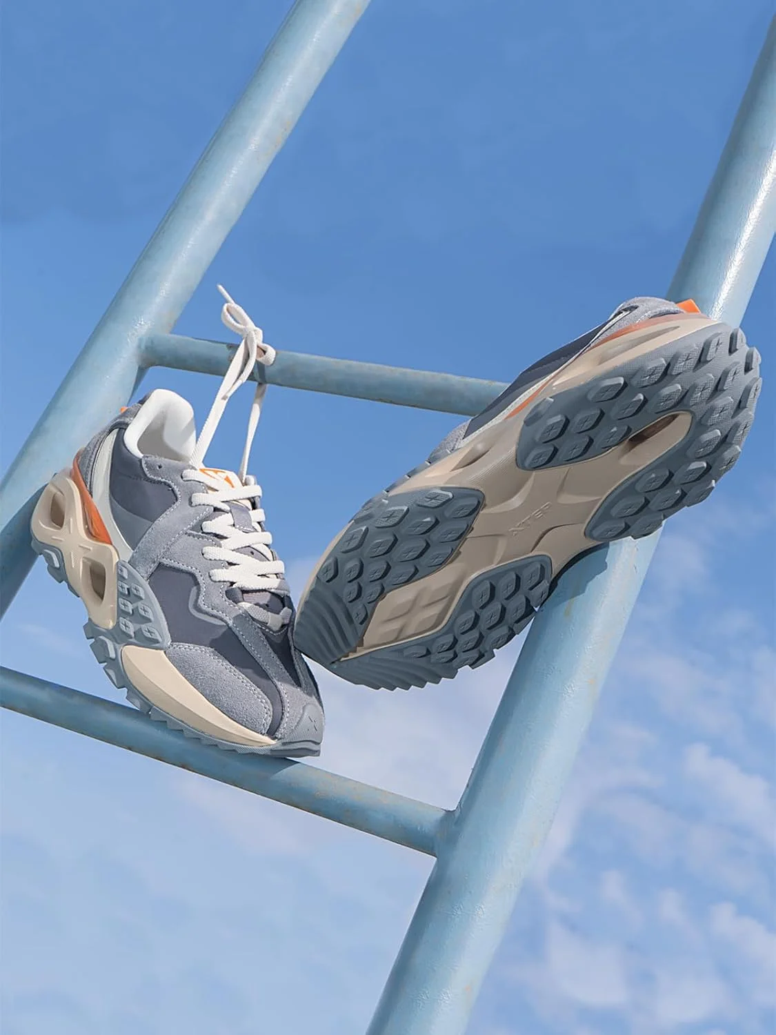 کفش های پدری مردانه XTEP، دارای جذب شوک در قسمت نیمه پنجه، رویه مشبک چرخشی توخالی - پاشنه X شکل با فناوری سیم پیچ واکنشی برای برگشت و زیره لاستیکی ضد لغزش، مناسب برای پاهای پهن، کفش های غیر رسمی شهری مردانه کفش های پدری مردانه XTEP، دارای جذب شوک در قسمت نیمه پنجه، رویه مشبک چرخشی توخالی - پاشنه X شکل با فناوری سیم پیچ واکنشی برای برگشت و زیره لاستیکی ضد لغزش، مناسب برای پاهای پهن، کفش های غیر رسمی شهری مردانه