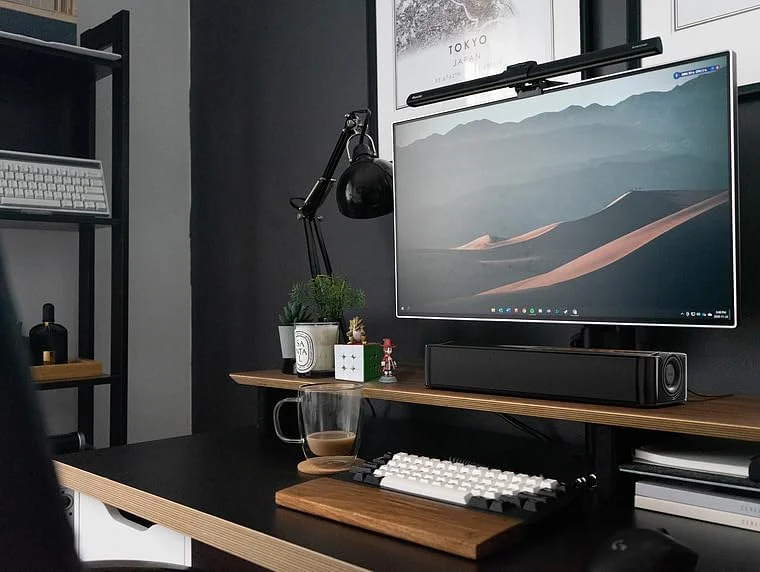 ساندبار زیر مانیتوری CREATIVE Stage SE با صدای دیجیتال USB و بلوتوث 5.3، دیالوگ شفاف و صدای فراگیر توسط Sound Blaster