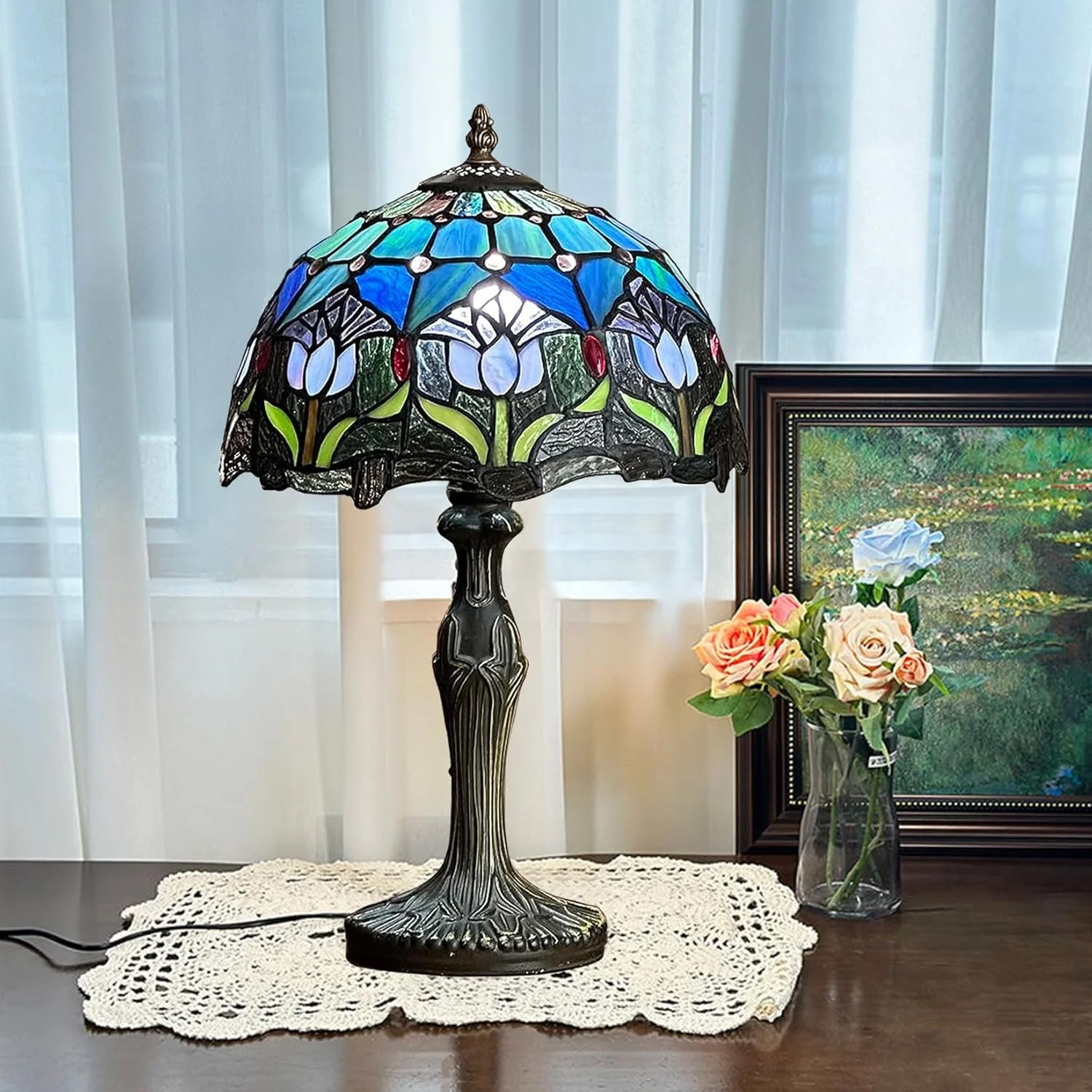 چراغ رومیزی تیفانی، مدل لاله، چراغ شیشه ای رنگی، چراغ مطالعه کنار تخت، 30x30x45 سانتی متر، چراغ رومیزی عتیقه، پایه آلیاژ روی، دکور اتاق خواب، اتاق نشیمن، اتاق مطالعه، نورپردازی اداری چراغ رومیزی تیفانی، مدل لاله، چراغ شیشه ای رنگی، چراغ مطالعه کنار تخت، 30x30x45 سانتی متر، چراغ رومیزی عتیقه، پایه آلیاژ روی، دکور اتاق خواب، اتاق نشیمن، اتاق مطالعه، نورپردازی اداری