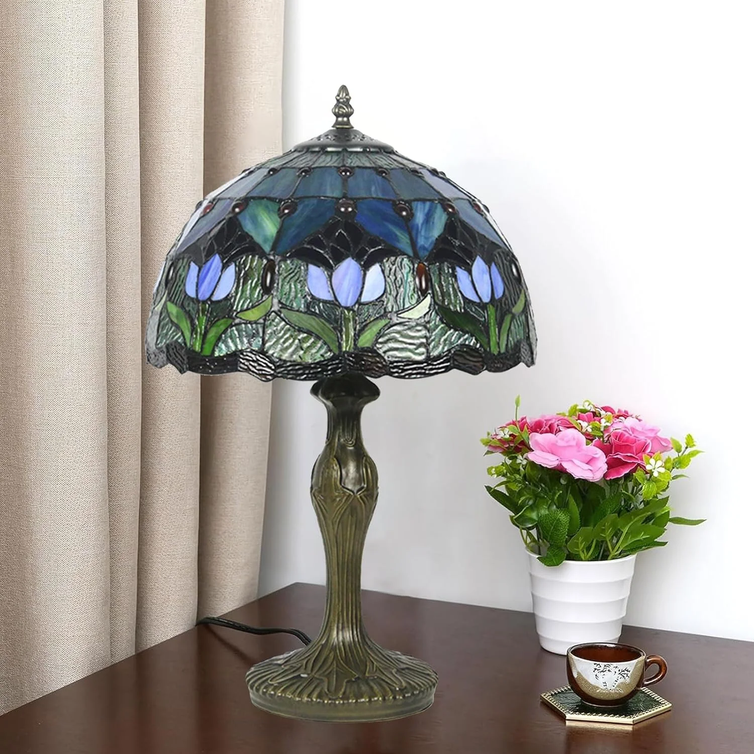 چراغ رومیزی تیفانی، مدل لاله، چراغ شیشه ای رنگی، چراغ مطالعه کنار تخت، 30x30x45 سانتی متر، چراغ رومیزی عتیقه، پایه آلیاژ روی، دکور اتاق خواب، اتاق نشیمن، اتاق مطالعه، نورپردازی اداری چراغ رومیزی تیفانی، مدل لاله، چراغ شیشه ای رنگی، چراغ مطالعه کنار تخت، 30x30x45 سانتی متر، چراغ رومیزی عتیقه، پایه آلیاژ روی، دکور اتاق خواب، اتاق نشیمن، اتاق مطالعه، نورپردازی اداری