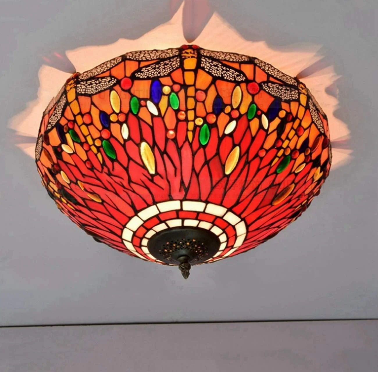 چراغ سقفی تیفانی با طرح سنجاقک و شیشه رنگی، مناسب برای اتاق خواب