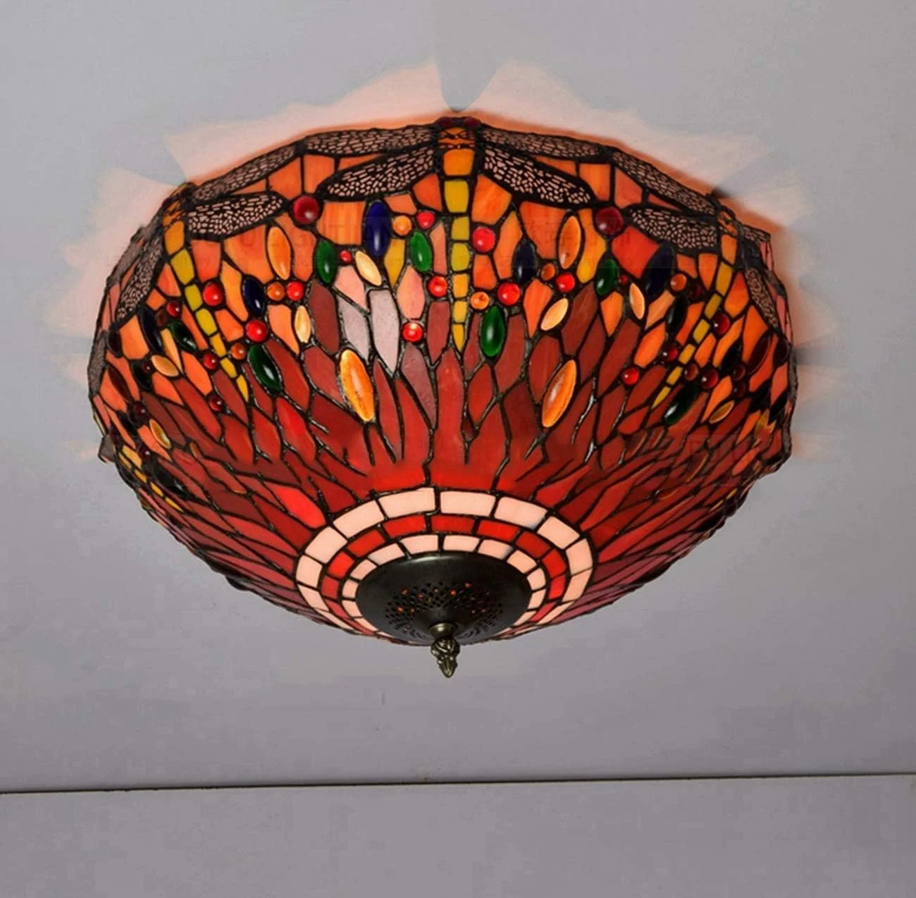 چراغ سقفی تیفانی با طرح سنجاقک و شیشه رنگی، مناسب برای اتاق خواب