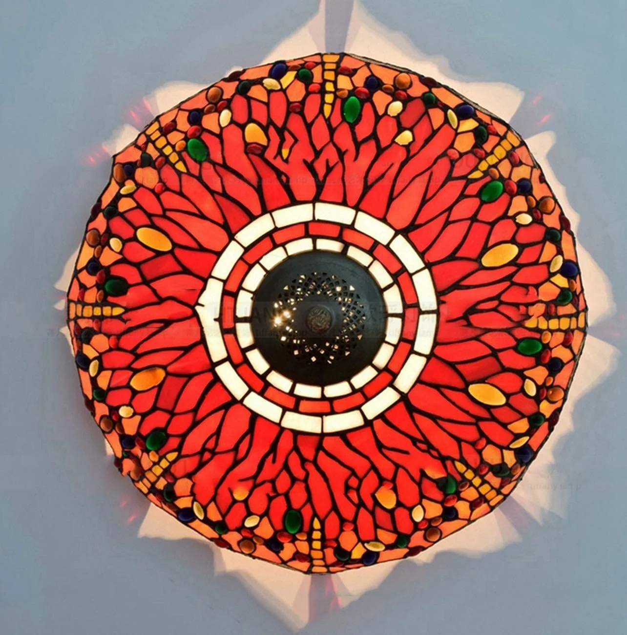 چراغ سقفی تیفانی با طرح سنجاقک و شیشه رنگی، مناسب برای اتاق خواب