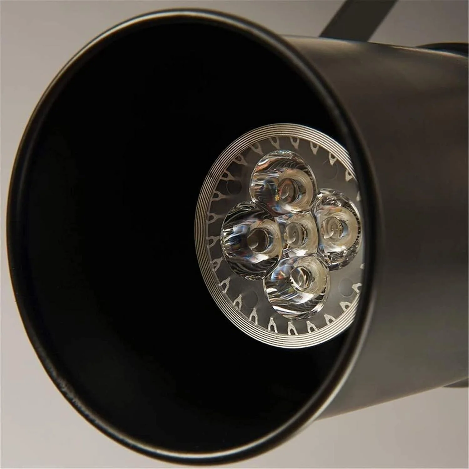 چراغ سقفی قابل تنظیم اسپات لایت، لوستر صنعتی رترو خلاقانه 4 سر LED، آویز با میله بلند، شید، چراغ آهنگ مشکی، آهن فرفورژه، نیمه فلاش، لامپ سقفی مشکی E27