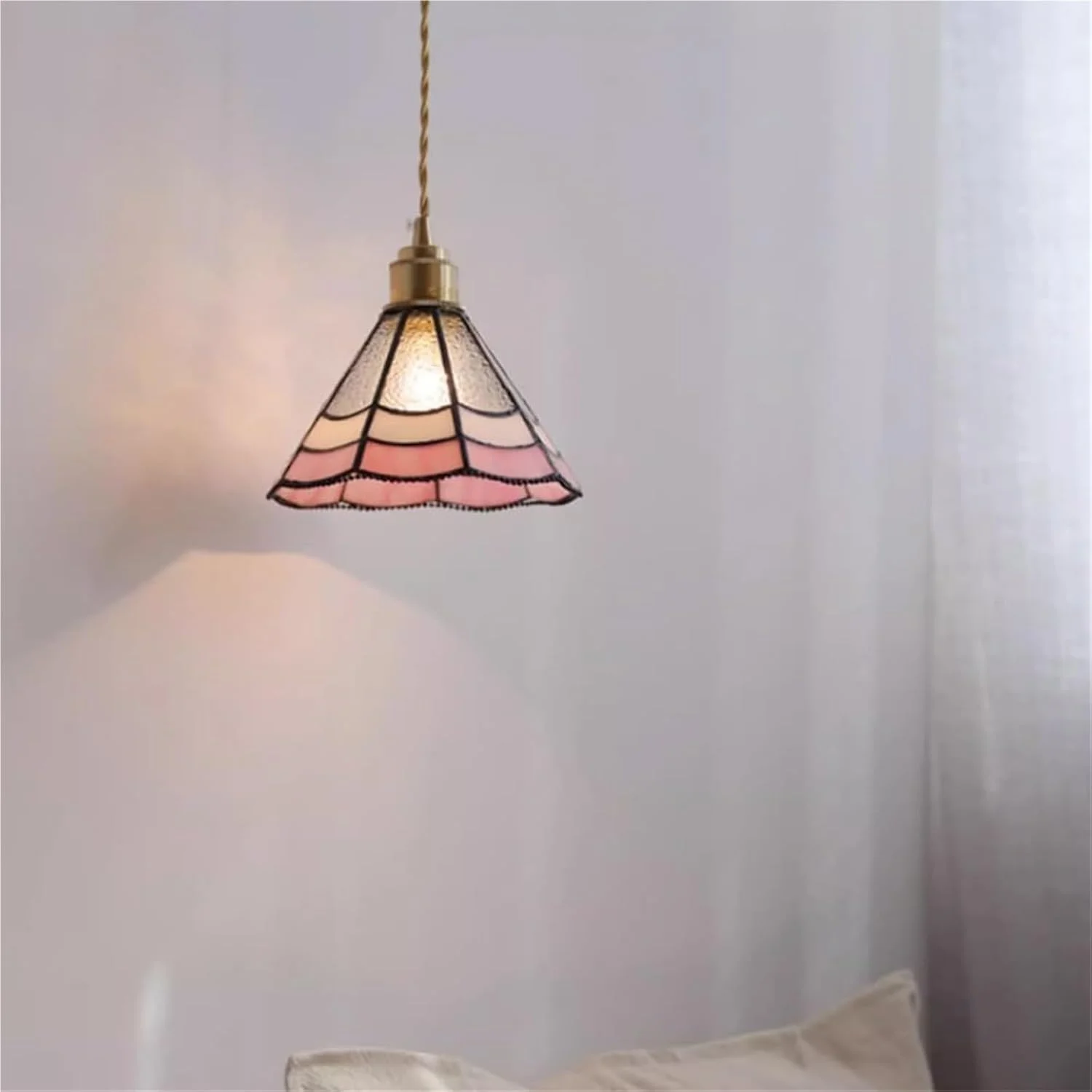 لوستر آویز برنجی مینیمالیستی اسکاندیناویایی با شیشه صورتی، چراغ آویز مدرن اواسط قرن، مناسب برای میز ناهارخوری، اتاق خواب، کافه، بار و دکوراسیون منزل