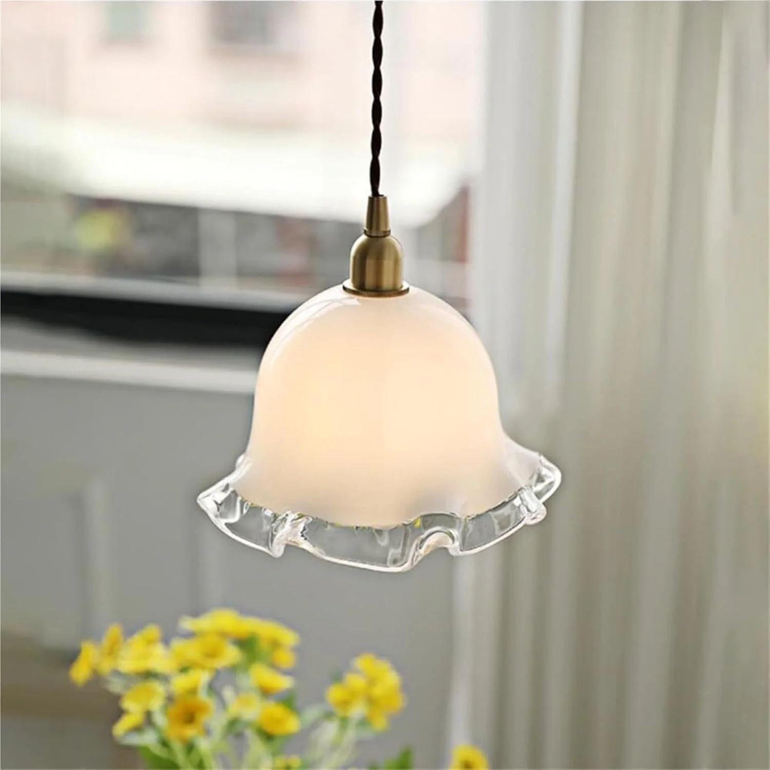 چراغ آویز شیشه ای سفید نوردیک با جزئیات برنجی - چراغ سقفی زیبا برای آشپزخانه، اتاق خواب، اتاق غذاخوری، سازگار با E27