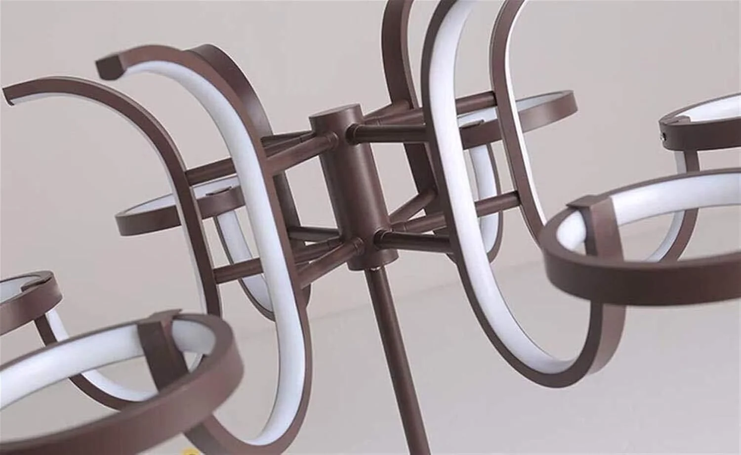 چراغ سقفی، آویز هنری LED مدرن قهوه ای از جنس آهن، قطر 62 سانتی متر، 56 وات، با قابلیت تنظیم نور توسط ریموت کنترل، دارای 4 سر، مناسب برای اتاق نشیمن، رستوران، اتاق غذاخوری، میز غذاخوری چراغ سقفی، آویز هنری LED مدرن قهوه ای از جنس آهن، قطر 62 سانتی متر، 56 وات، با قابلیت تنظیم نور توسط ریموت کنترل، دارای 4 سر، مناسب برای اتاق نشیمن، رستوران، اتاق غذاخوری، میز غذاخوری