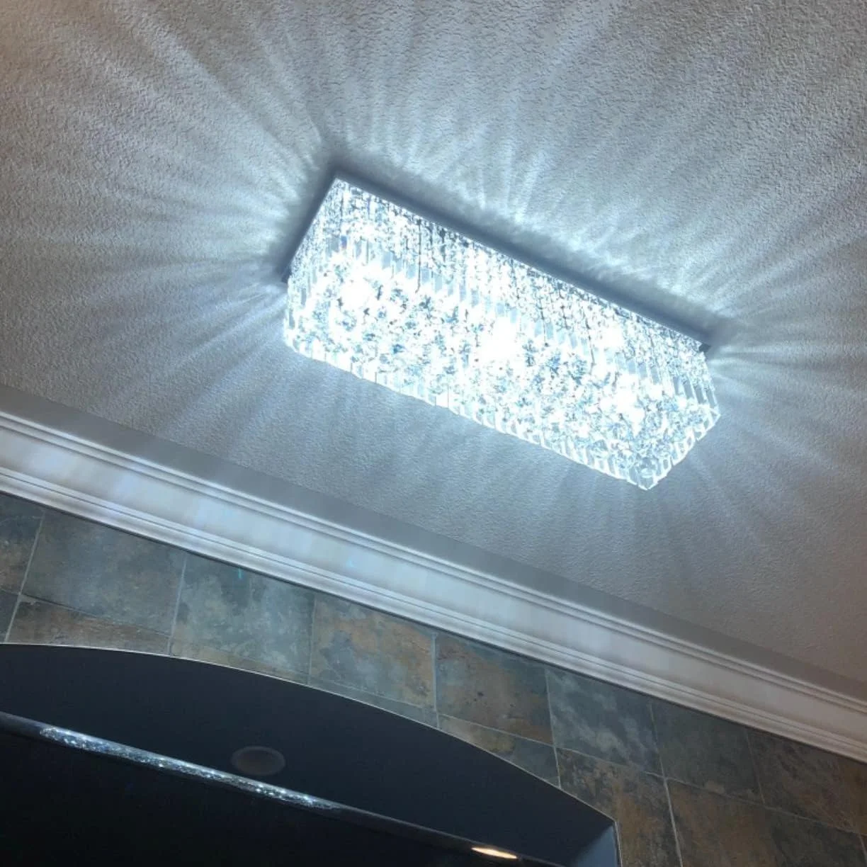 لوستر کریستالی مدرن A1A9، چراغ سقفی مستطیلی لوکس با طراحی قطره باران، چراغ آویز LED با نصب همسطح کروم، مناسب برای اتاق نشیمن، اتاق غذاخوری، سرسرا، راه پله، سالن، بار و باشگاه لوستر کریستالی مدرن A1A9، چراغ سقفی مستطیلی لوکس با طراحی قطره باران، چراغ آویز LED با نصب همسطح کروم، مناسب برای اتاق نشیمن، اتاق غذاخوری، سرسرا، راه پله، سالن، بار و باشگاه