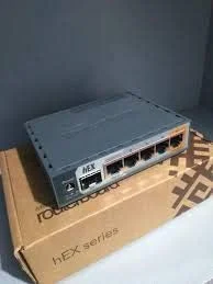 روتر اترنت گیگابیتی MikroTik hEX S RB760iGS با پورت SFP، روتر سیمی 5 پورت با پردازنده دو هسته ای و خروجی PoE روتر اترنت گیگابیتی MikroTik hEX S RB760iGS با پورت SFP، روتر سیمی 5 پورت با پردازنده دو هسته ای و خروجی PoE