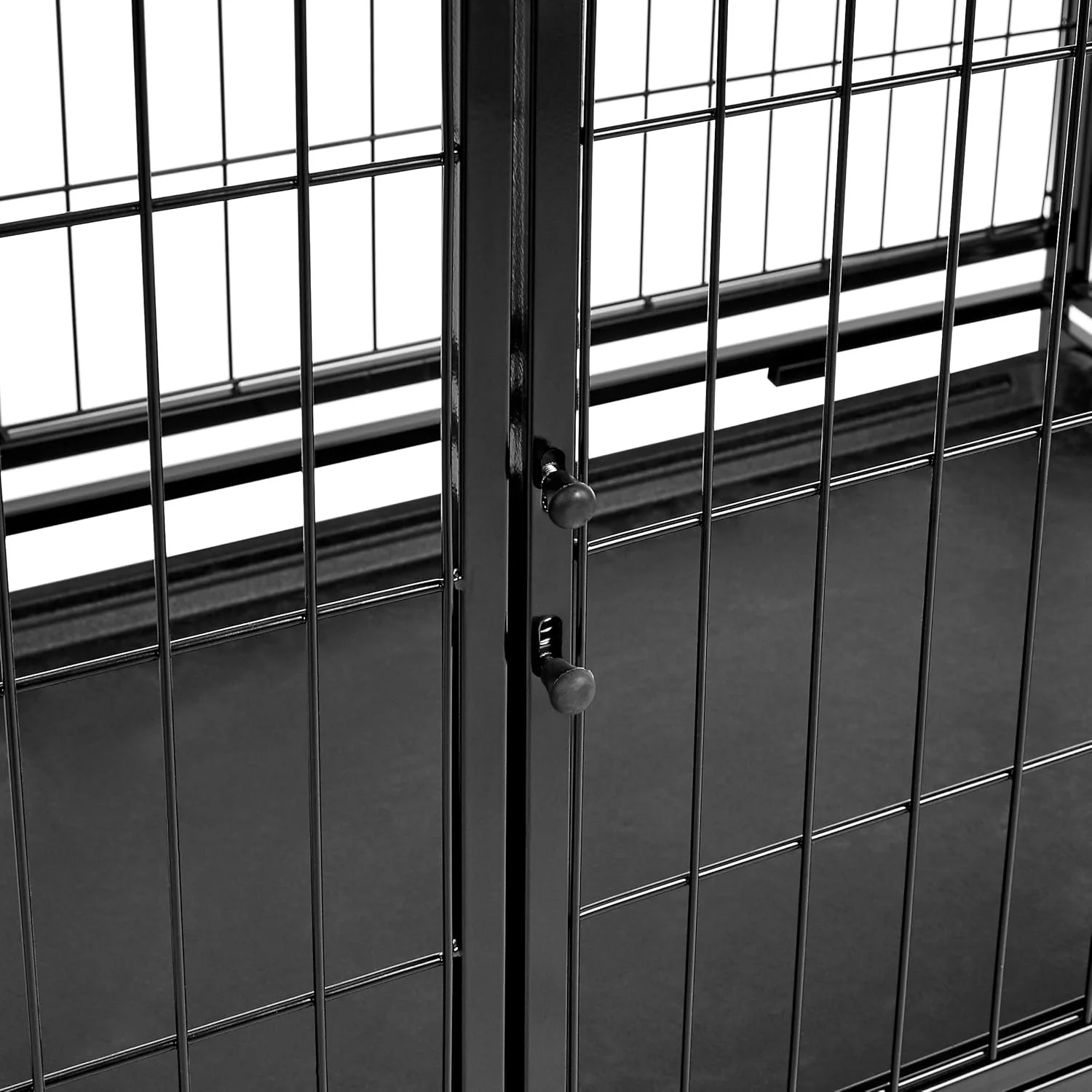 محفظه حمل حیوانات خانگی آمازون بیسیکس، مقاوم و قابل انباشته شدن با سینی، 93.9 سانتی متر، مشکی