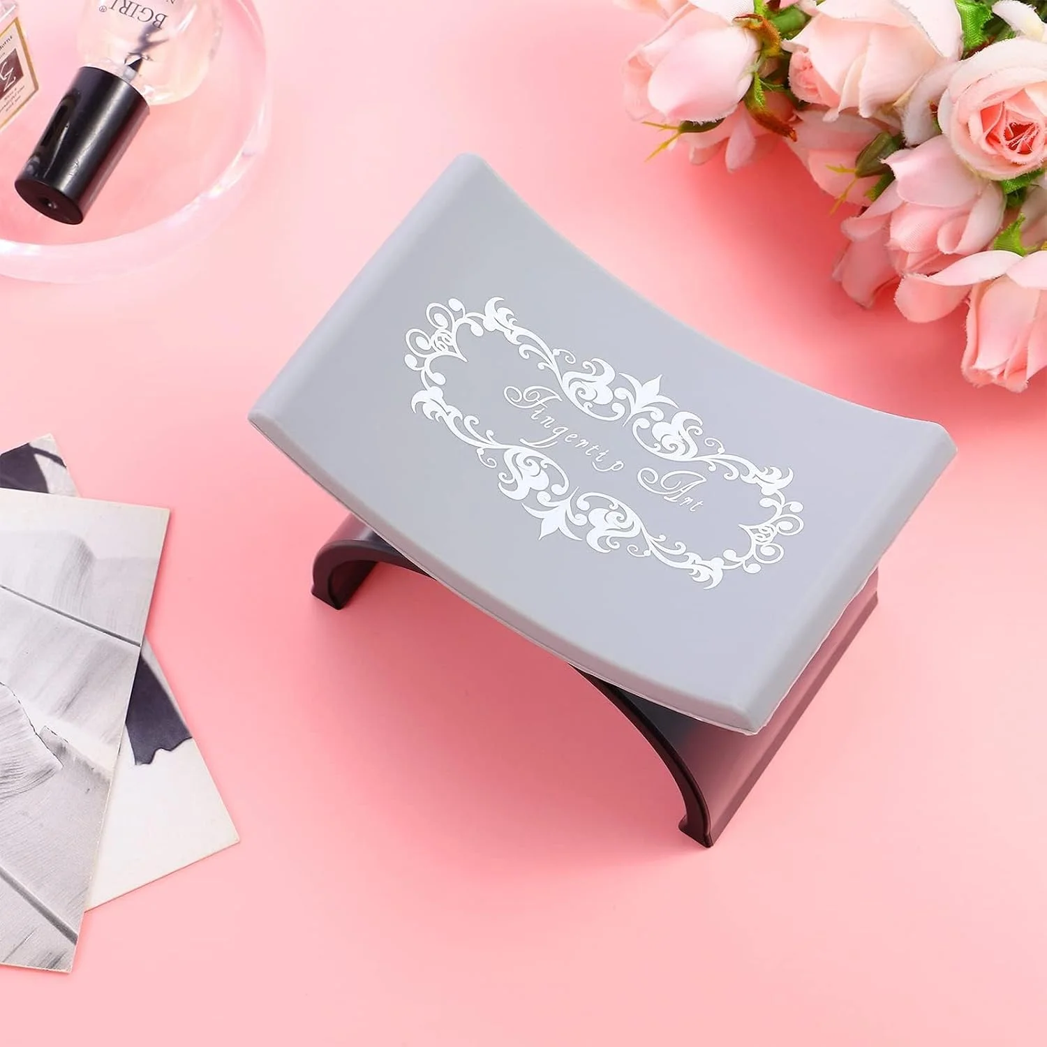 تکیه گاه دست ناخن خزنا، بالش دستی هنر ناخن U شکل سیلیکونی، نگهدارنده پد کوسن ناخن، ابزار مانیکور تکیه گاه مچ دست هنر ناخن، ابزار هنر ناخن برای استفاده در سالن ناخن و تکنسین ناخن تکیه گاه دست ناخن خزنا، بالش دستی هنر ناخن U شکل سیلیکونی، نگهدارنده پد کوسن ناخن، ابزار مانیکور تکیه گاه مچ دست هنر ناخن، ابزار هنر ناخن برای استفاده در سالن ناخن و تکنسین ناخن