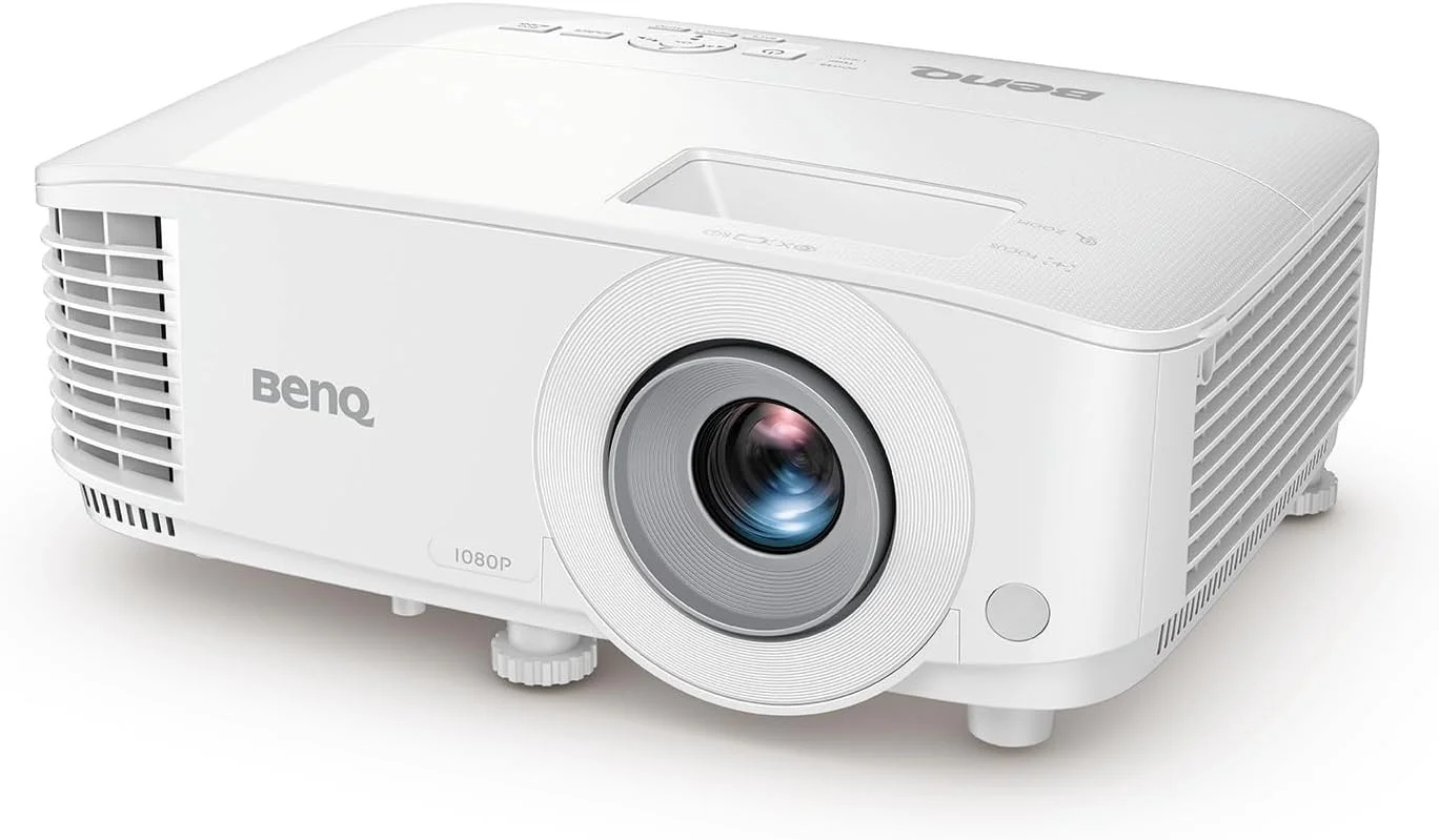 پروژکتور تجاری بنکیو MH560 1080p، DLP، فول اچ دی، 1920 x 1080، روشنایی بالای 3800 لومن، نسبت کنتراست بالای 20000:1، دو پورت HDMI، VGA، تصحیح خودکار کیستون، نصب ساده، فناوری SmartEco