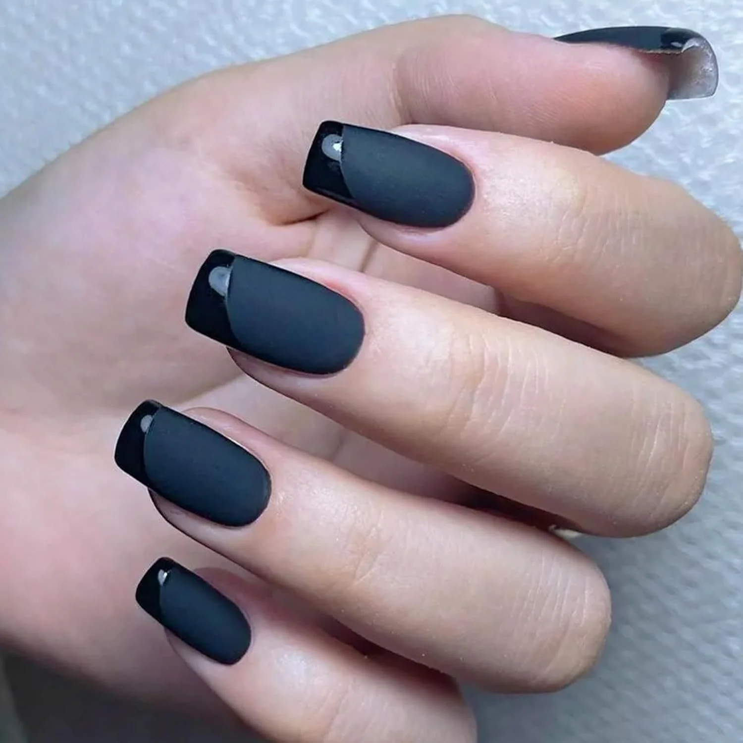 لاک ناخن مشکی مات - خشک شدن سریع، ماندگاری 7 روزه، فرمولاسیون بر پایه آب، بدون بو و استفاده آسان، بدون نیاز به پخت لاک ناخن مشکی مات - خشک شدن سریع، ماندگاری 7 روزه، فرمولاسیون بر پایه آب، بدون بو و استفاده آسان، بدون نیاز به پخت