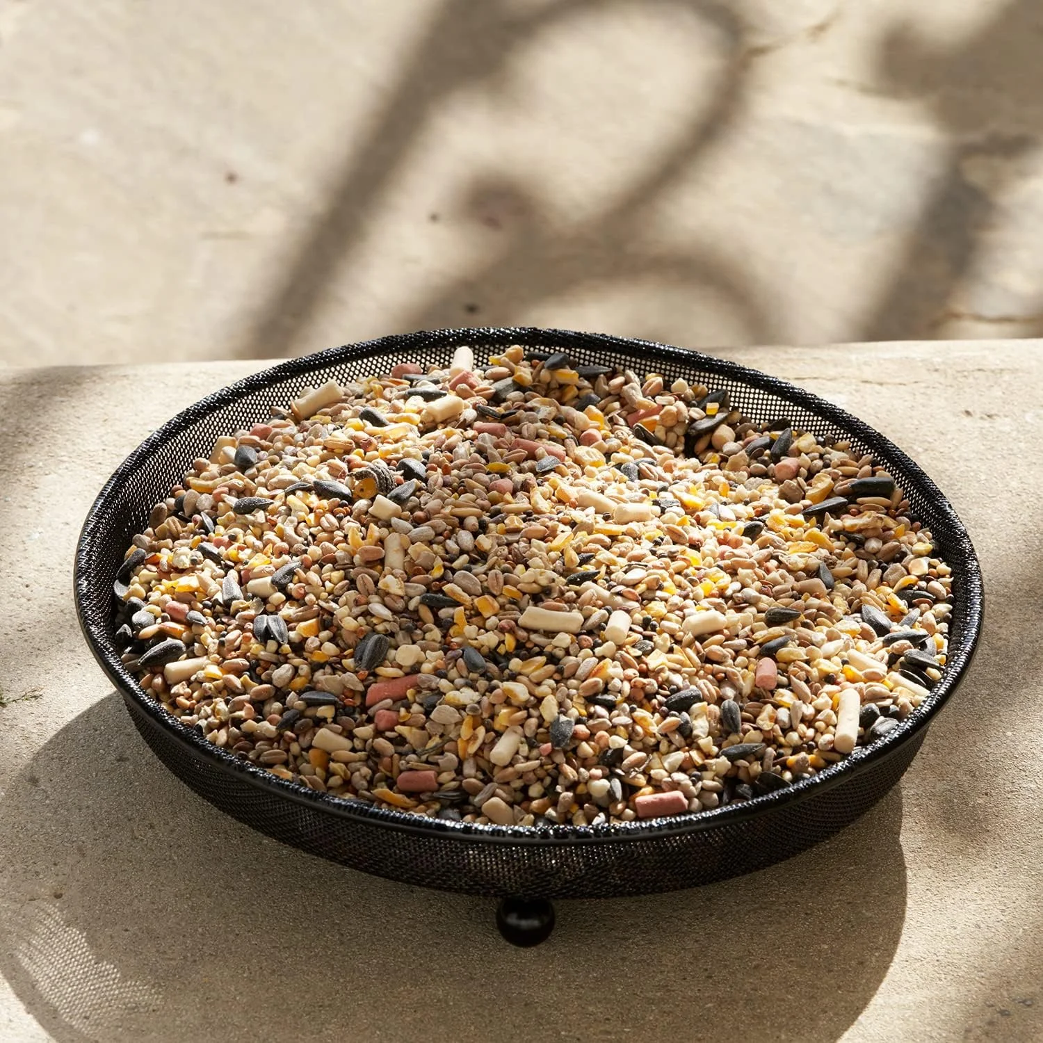 سینی غذای زمینی فلزی سنگین والتر هریسون برای تغذیه پرندگان وحشی باغ - توری مشکی - 22 سانتی متر سینی غذای زمینی فلزی سنگین والتر هریسون برای تغذیه پرندگان وحشی باغ - توری مشکی - 22 سانتی متر