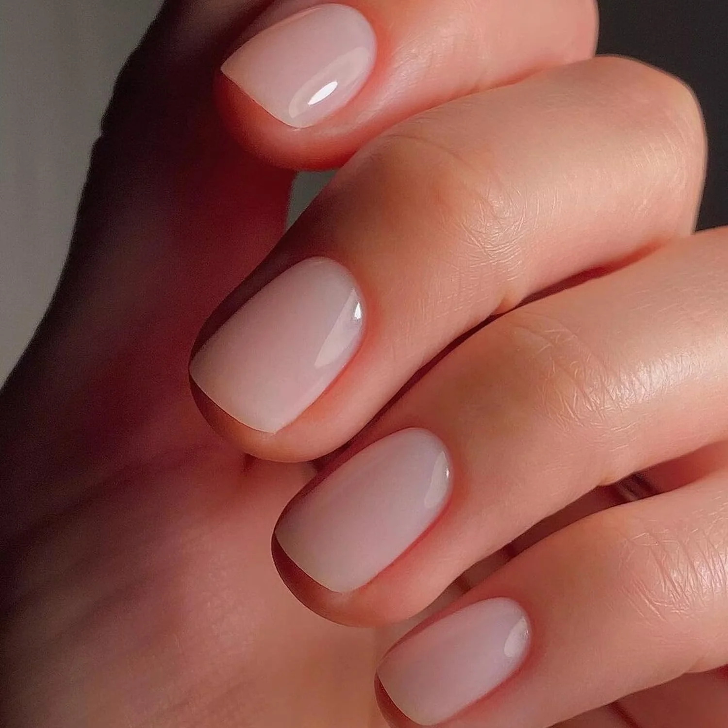 لاک ژل ناخن نیمه شفاف و هلویی ویشین، رنگ صورتی طبیعی ژله ای و نیمه براق، مناسب برای طراحی ناخن و مانیکور فرانسوی در منزل، حجم 8 میلی لیتر