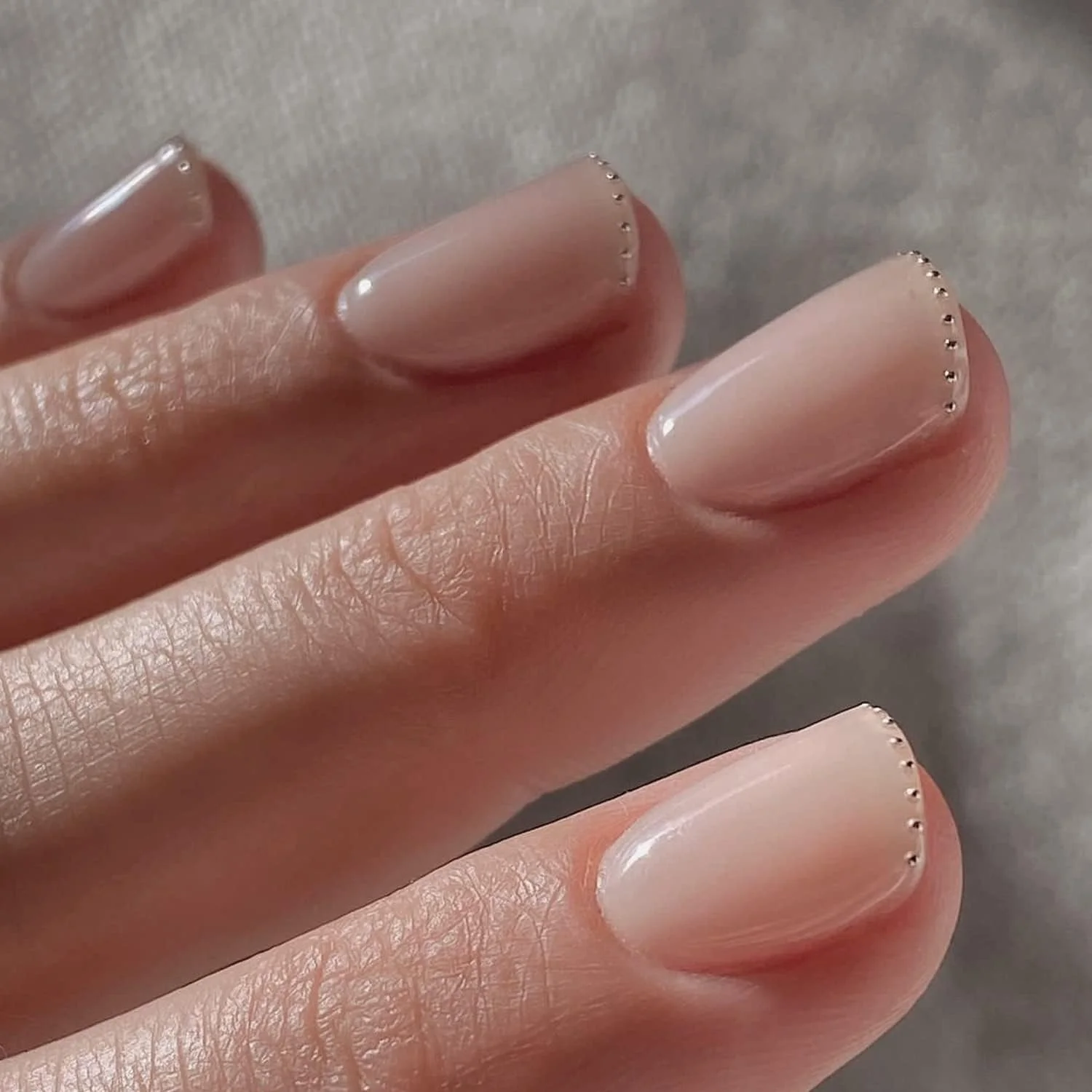 لاک ژل ناخن نیمه شفاف و هلویی ویشین، رنگ صورتی طبیعی ژله ای و نیمه براق، مناسب برای طراحی ناخن و مانیکور فرانسوی در منزل، حجم 8 میلی لیتر