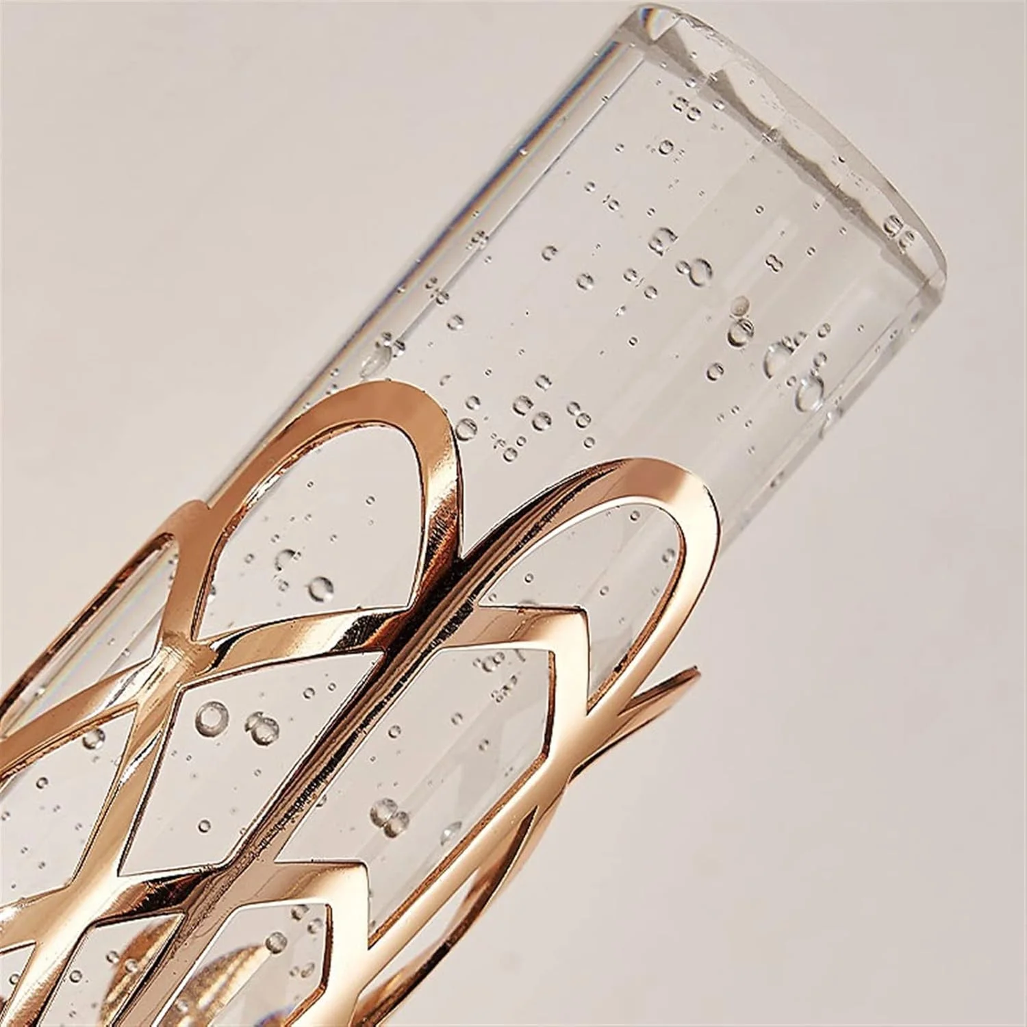 چراغ دیواری شمعدان لوکس کنار تخت، دکوراسیون پس زمینه مدرن و مینیمالیستی، روشنایی راهرو