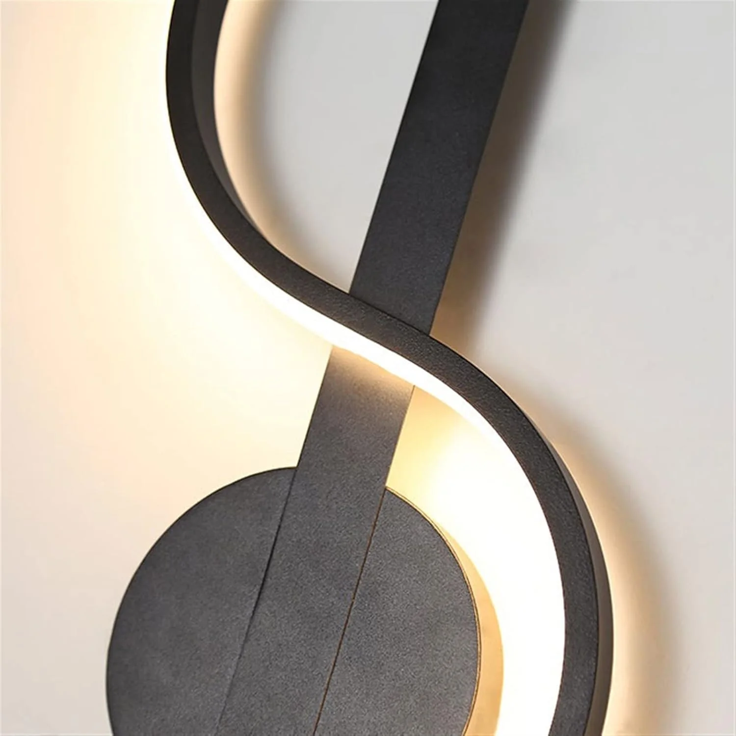 چراغ دیواری شمعدانی مدرن و مینیمالیستی کنار تخت، نور پس زمینه تلویزیون اتاق نشیمن، راه پله راهرو لوکس و خلاقانه