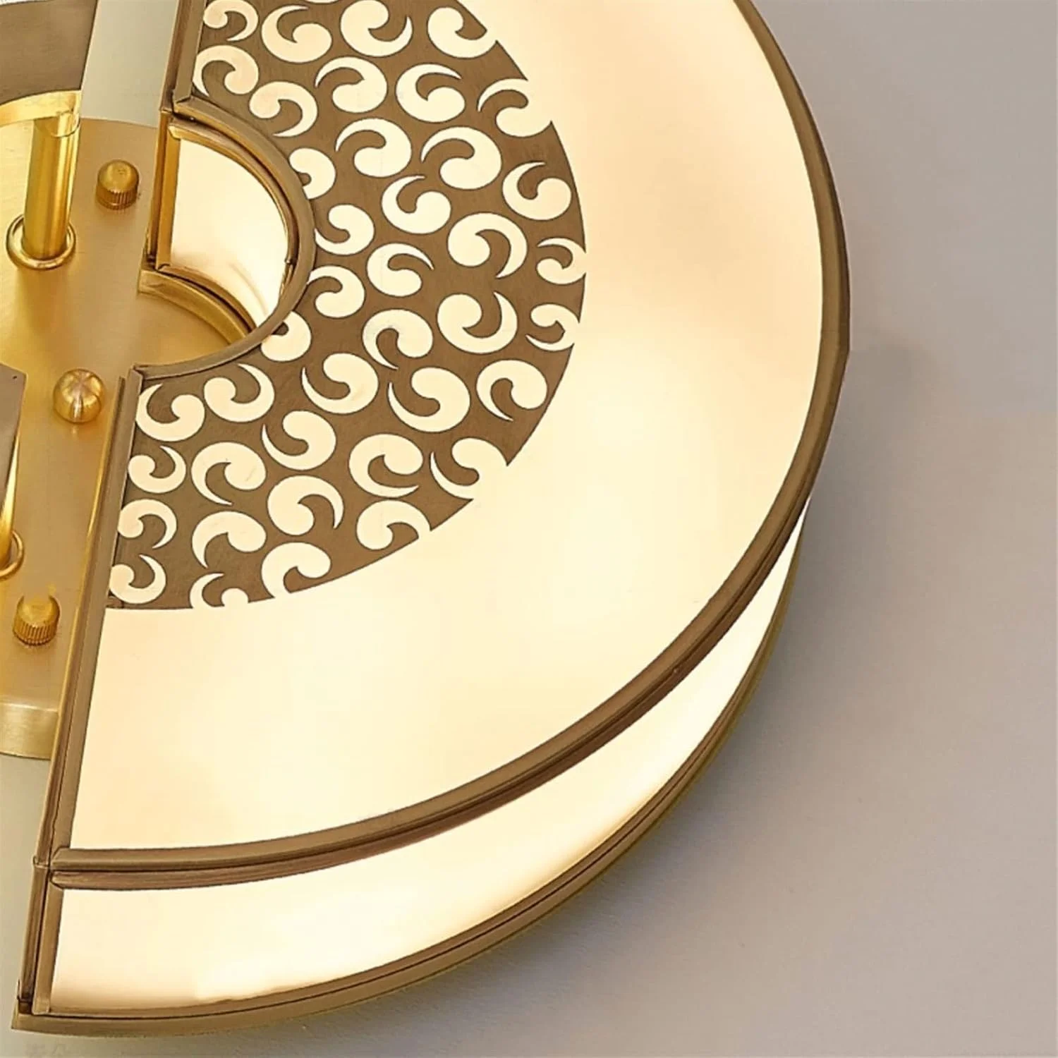 چراغ دیواری شمعدانی سبک کلاسیک با تزئینات میناکاری نفیس، مناسب برای نورپردازی داخلی کنار تخت اتاق خواب