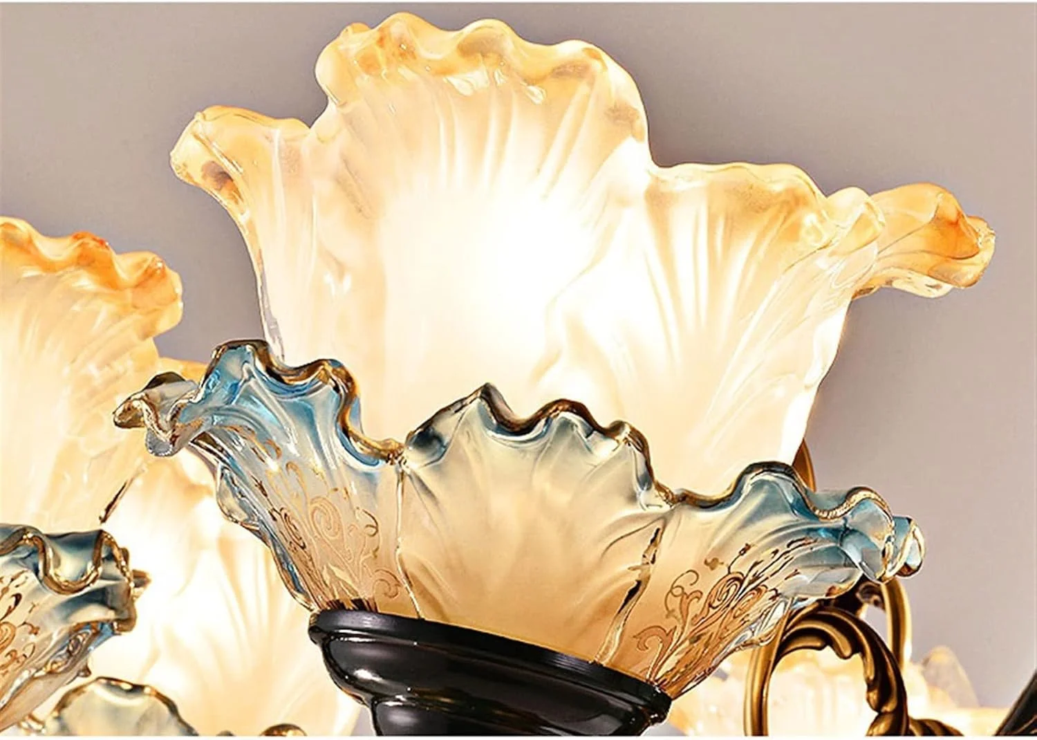 شمعدان دیواری سبک اروپایی لوکس و شیک مسی با نورپردازی دکوراتیو برای راهرو و دارای حباب شیشه ای