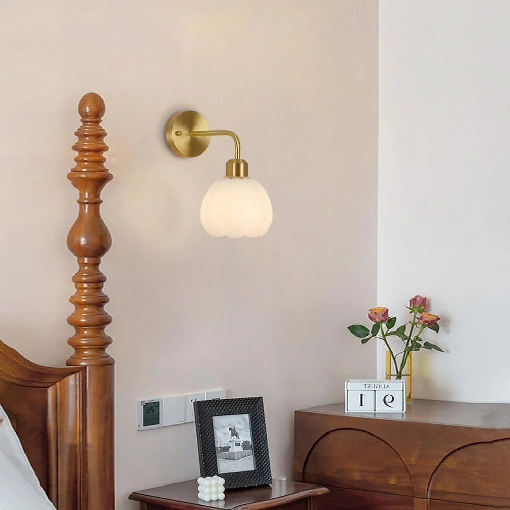 چراغ دیواری طلایی Jadssox با حباب شیشه ای لاله سفید، چراغ دیواری مسی، چراغ مدرن سیم کشی شده، چراغ دیواری E27 برای دکوراسیون کنار تخت، اتاق خواب، راهرو