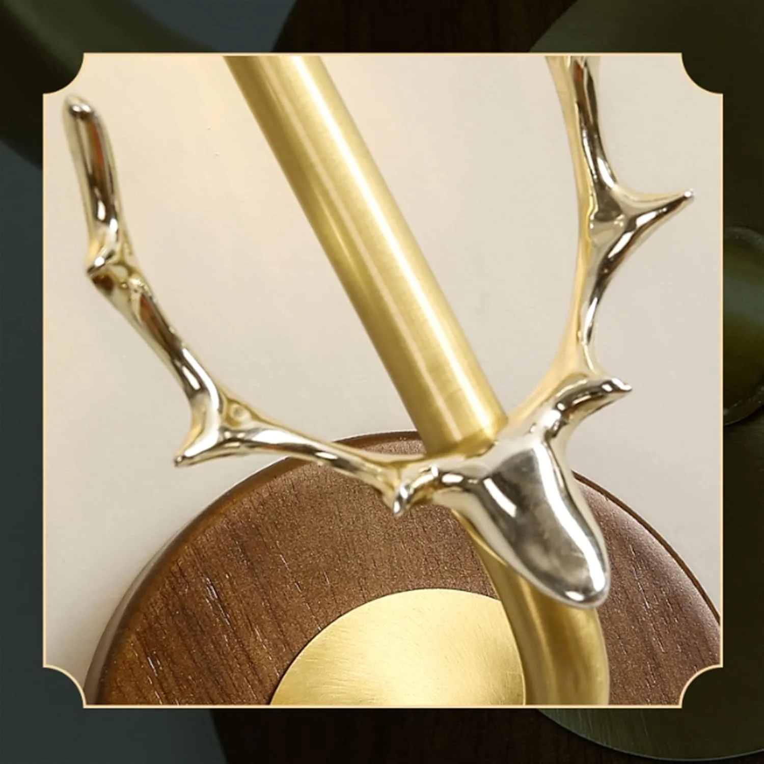 چراغ دیواری چوبی کنار تخت خواب اتاق خواب، پس زمینه تلویزیون، راهرو، راه پله تزئینی