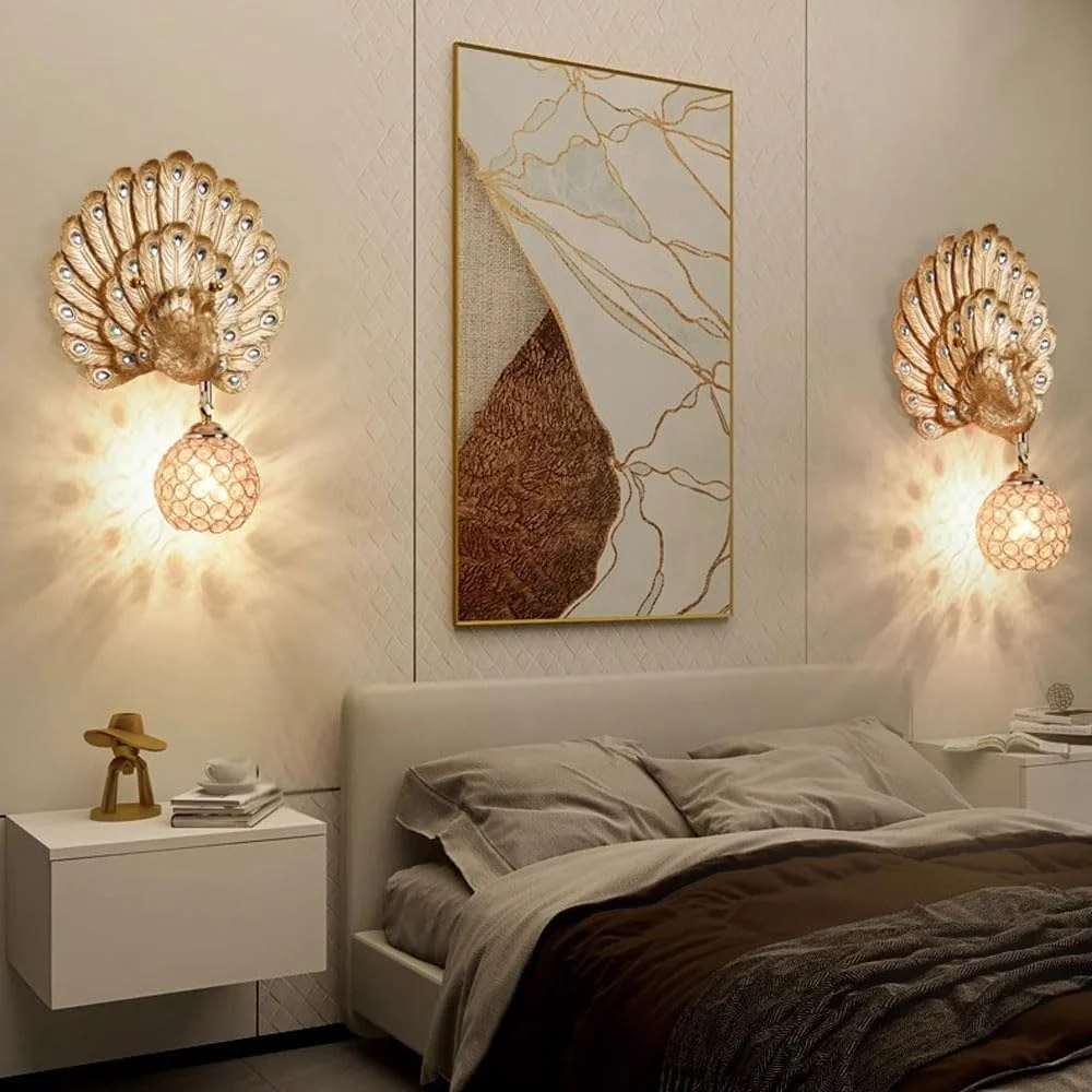 چراغ دیواری کریستالی رزینی، چراغ دیواری طاووسی خلاقانه آمریکایی، چراغ دیواری پس زمینه اتاق نشیمن، چراغ کنار تختی روشنایی ورودی اتاق خواب بالکن، چراغ دیواری