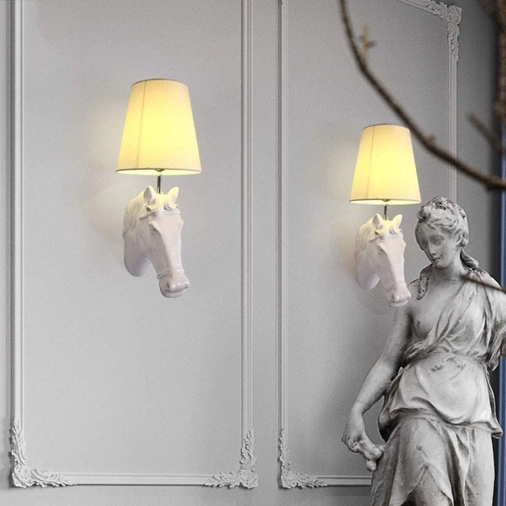 چراغ دیواری LED MJUOIO، مدل نوردیک، ساخته شده از رزین و پارچه، با طراحی خلاقانه سر اسب، چراغ دیواری مدرن و ساده با بدنه فلزی، مناسب برای اتاق هتل، رستوران، دفتر کار، اتاق نشیمن، راهرو و ویلا چراغ دیواری LED MJUOIO، مدل نوردیک، ساخته شده از رزین و پارچه، با طراحی خلاقانه سر اسب، چراغ دیواری مدرن و ساده با بدنه فلزی، مناسب برای اتاق هتل، رستوران، دفتر کار، اتاق نشیمن، راهرو و ویلا