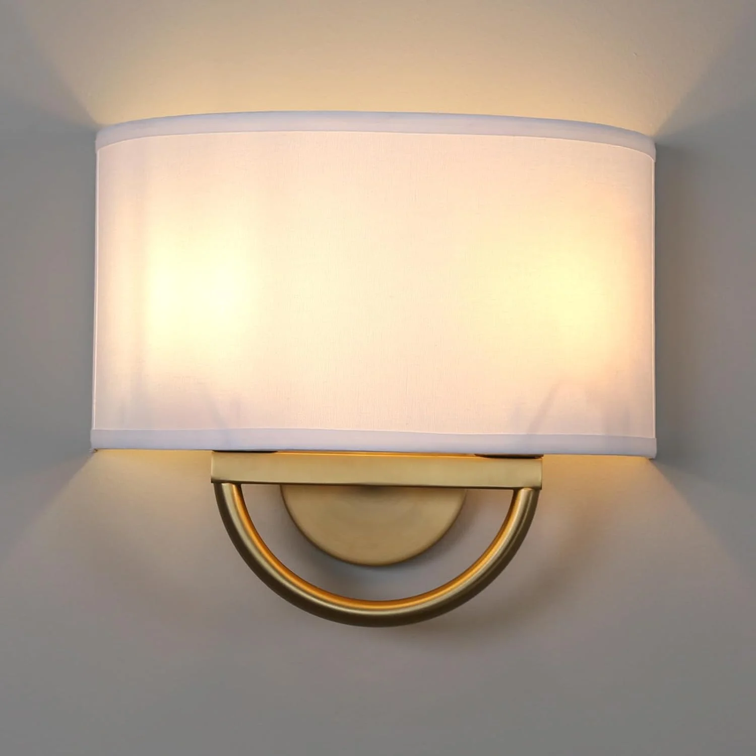 چراغ دیواری دو شاخه پرمو با طراحی صنعتی و قدیمی، دارای آباژور پارچه ای نیم دایره ای سفید رنگ، مناسب برای اتاق خواب، کنار تخت، مطالعه، اتاق نشیمن و هتل